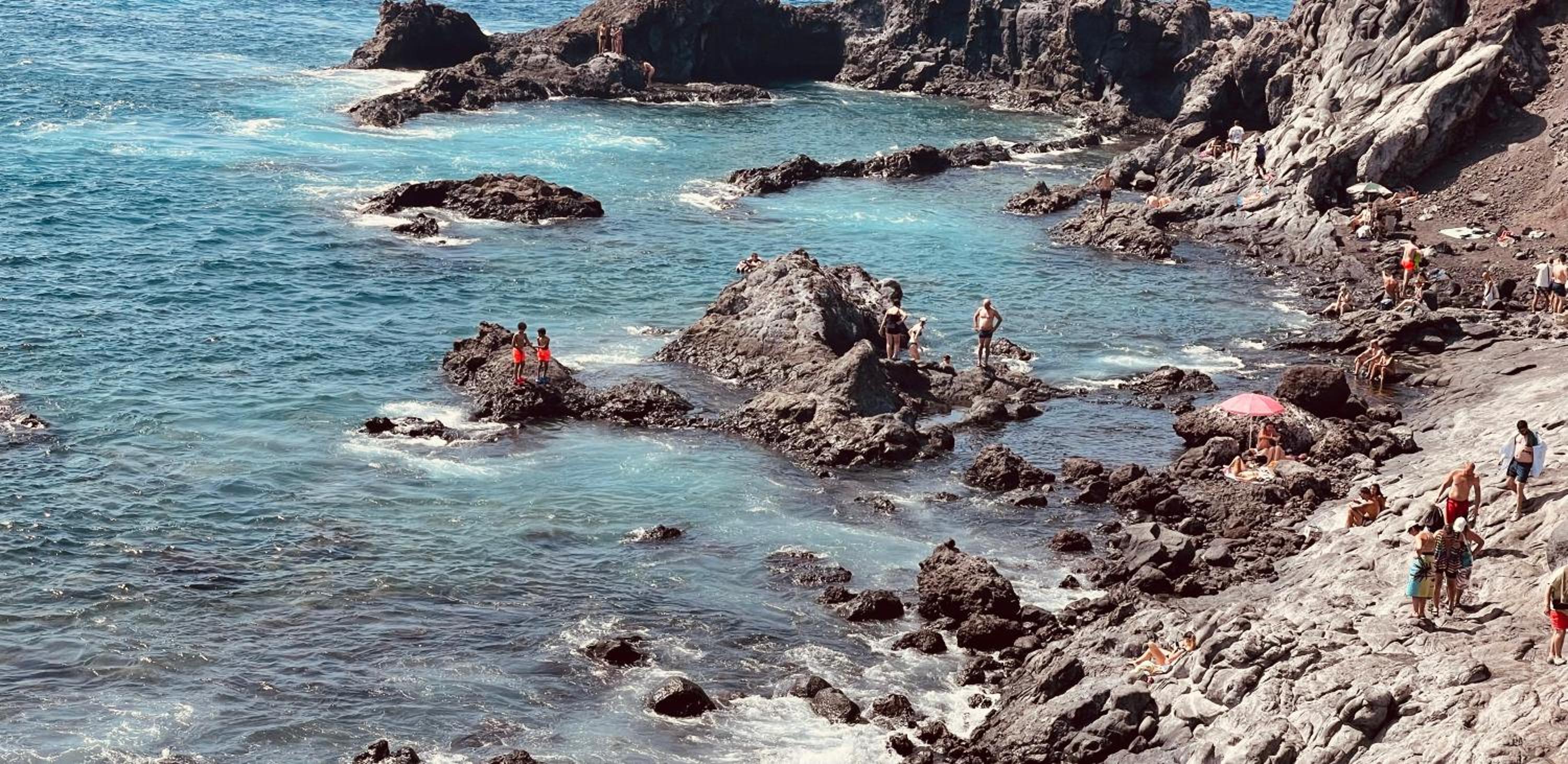 Puesta del sol en playa arena