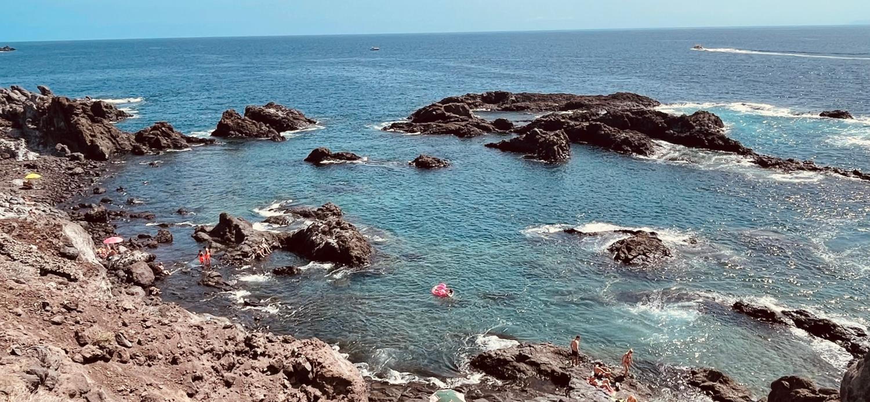 Puesta del sol en playa arena