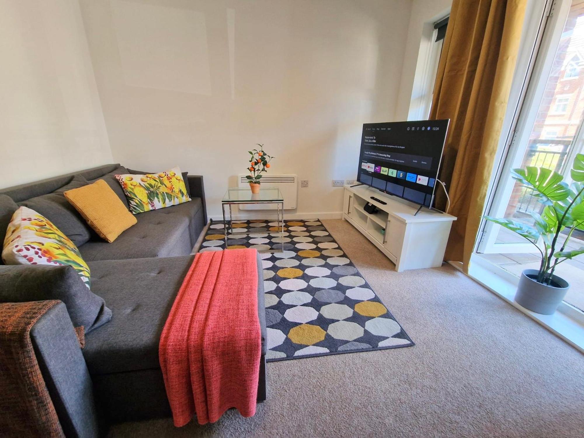 Spacious Apartment in Old Town Stevenage SG1 with Free Parking, and Free Wi-Fi by White Orchid property Relocation view 3