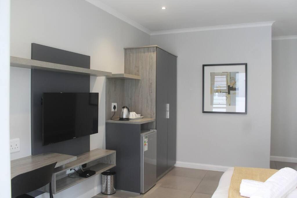 Modern 2 Bed 2 Bath Apartment