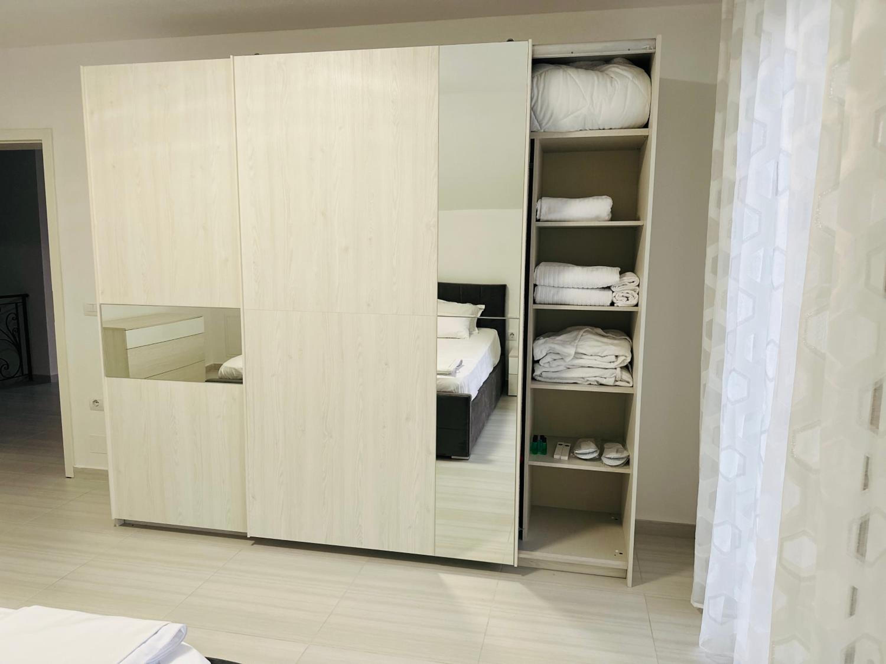 Rezidenca Dozhlani with Private Pool & Yard