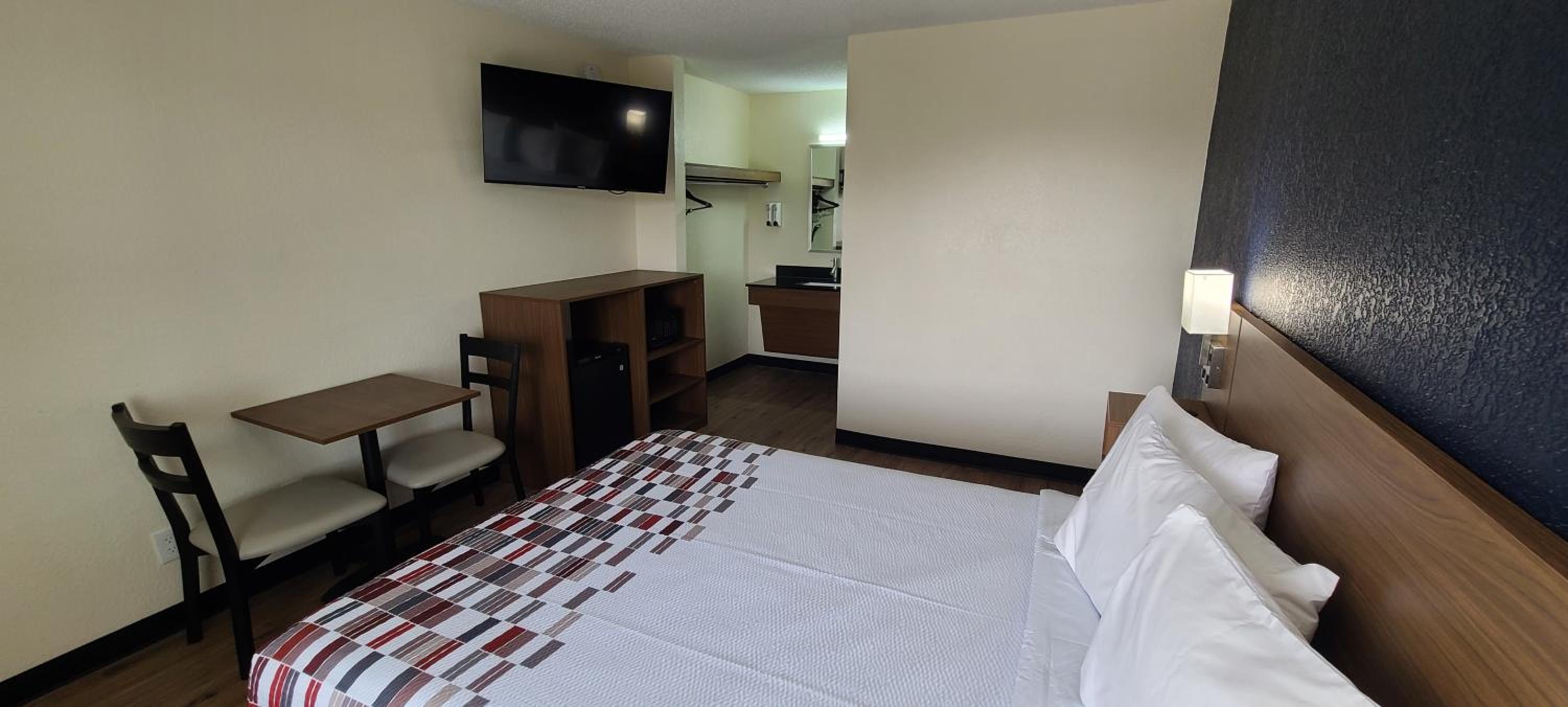 Red Roof Inn Byron view 3