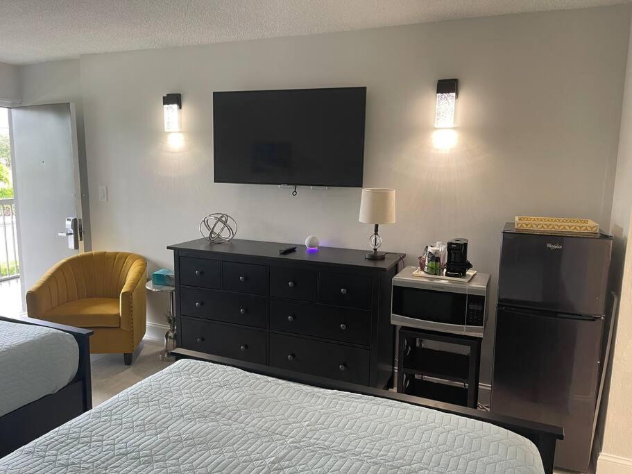 All-New, Comfortable, Huge Pool, Grill & Tiki Bar view 4