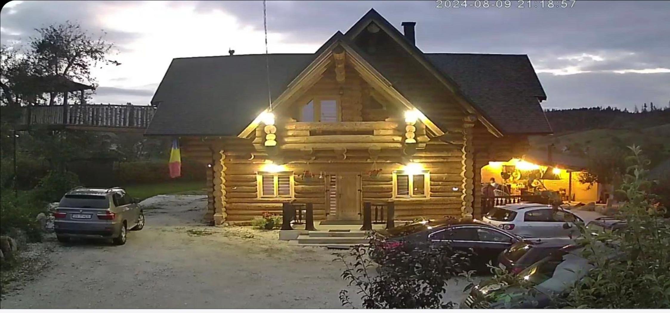 Cabana lemn rotund cu ciubar de închiriat Bucovina Chalet view 2