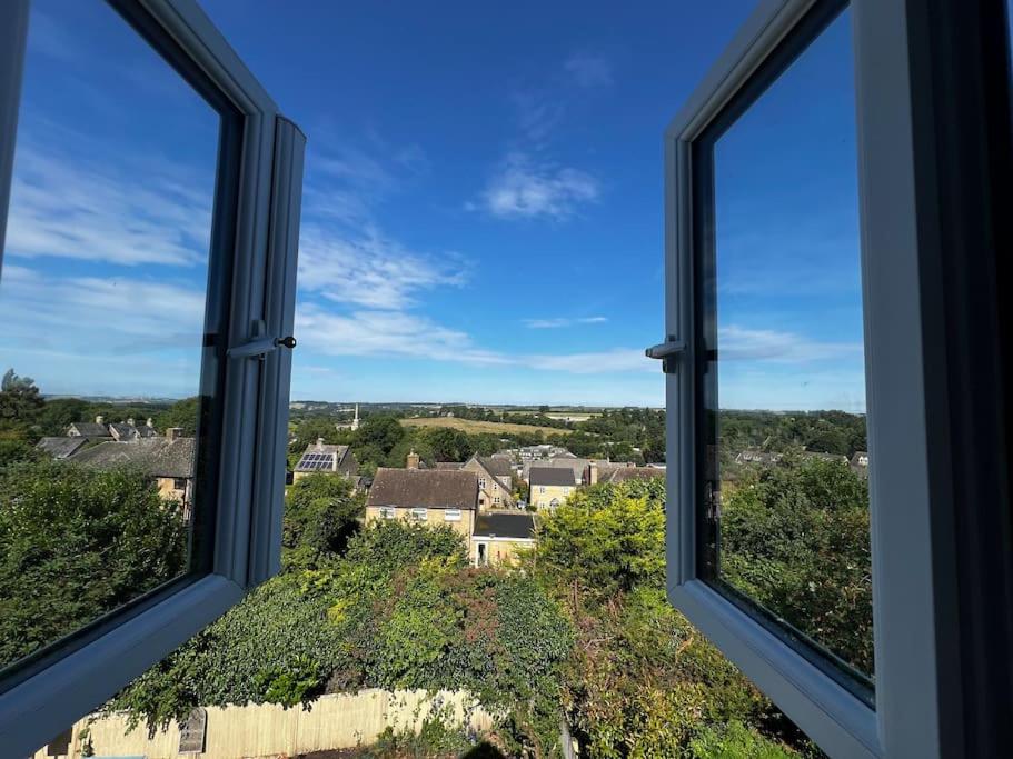 Boutique 2 storey home nr centre