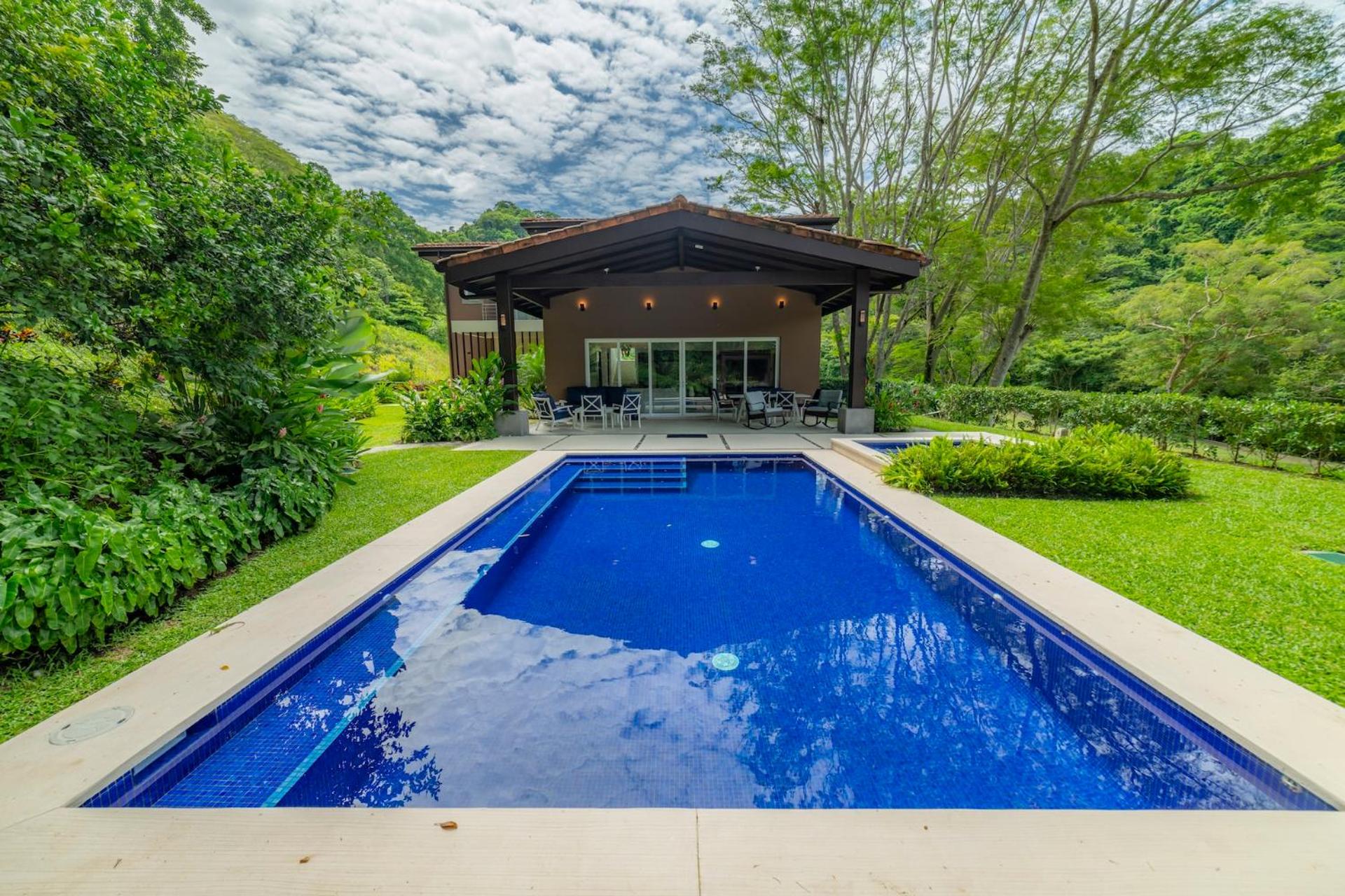 Casa Forest 4 bdrs private pool in Los Suenos