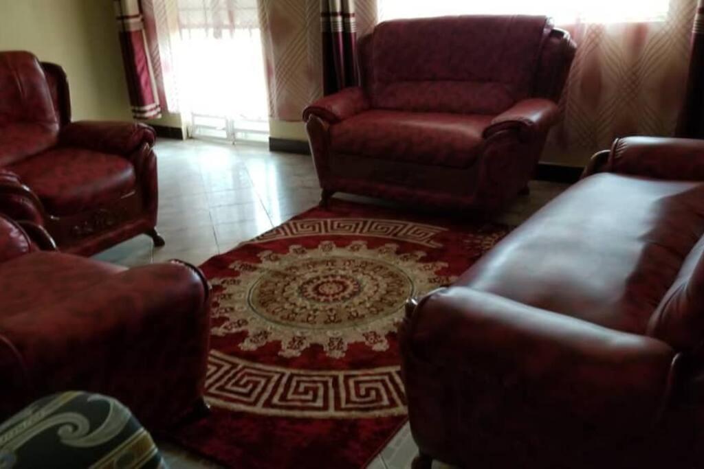 Cheerful 4 bedroom bungalow with the best location view 4