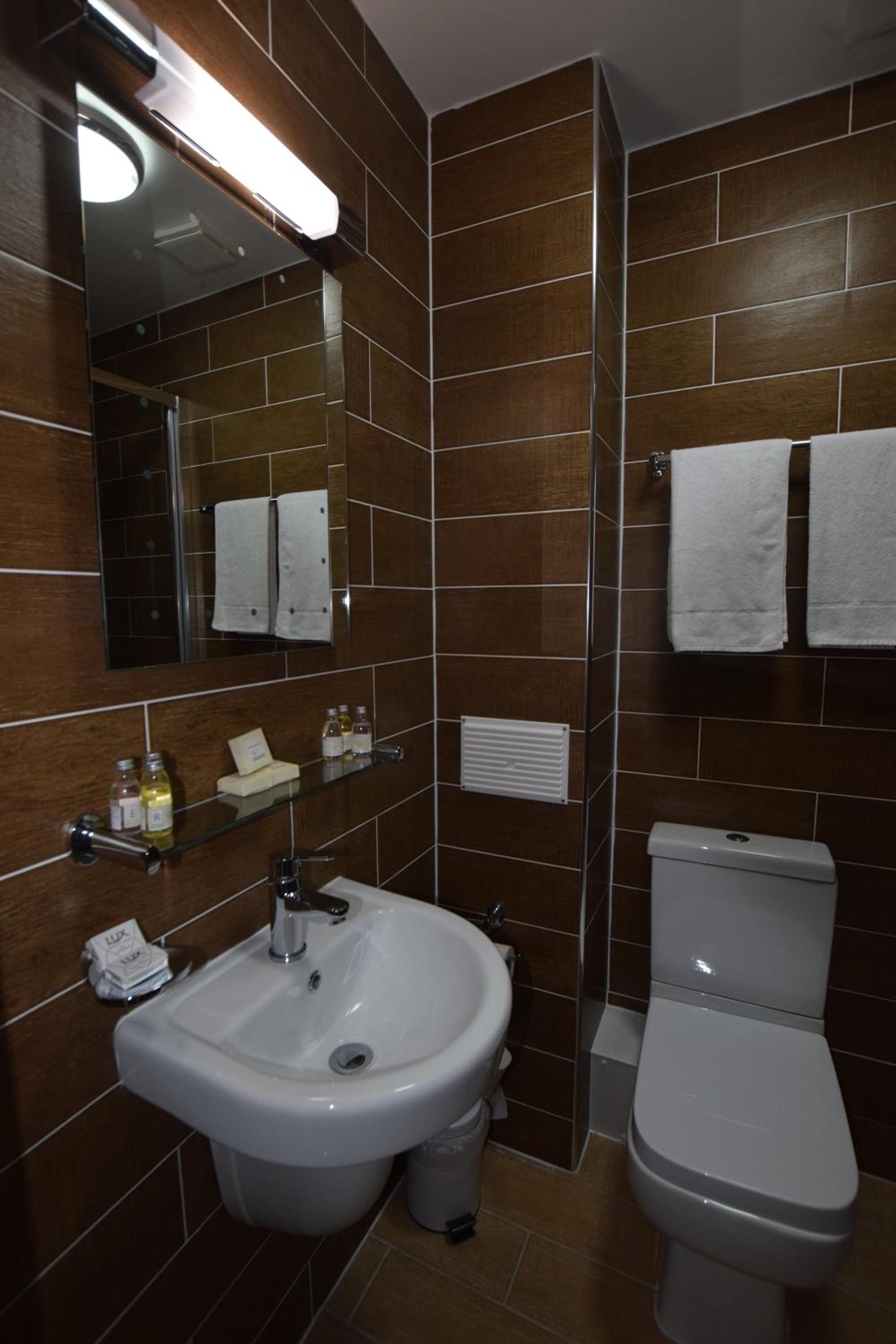 Ilford Vacations - Lucky 8 Hotel - Property Image 7
