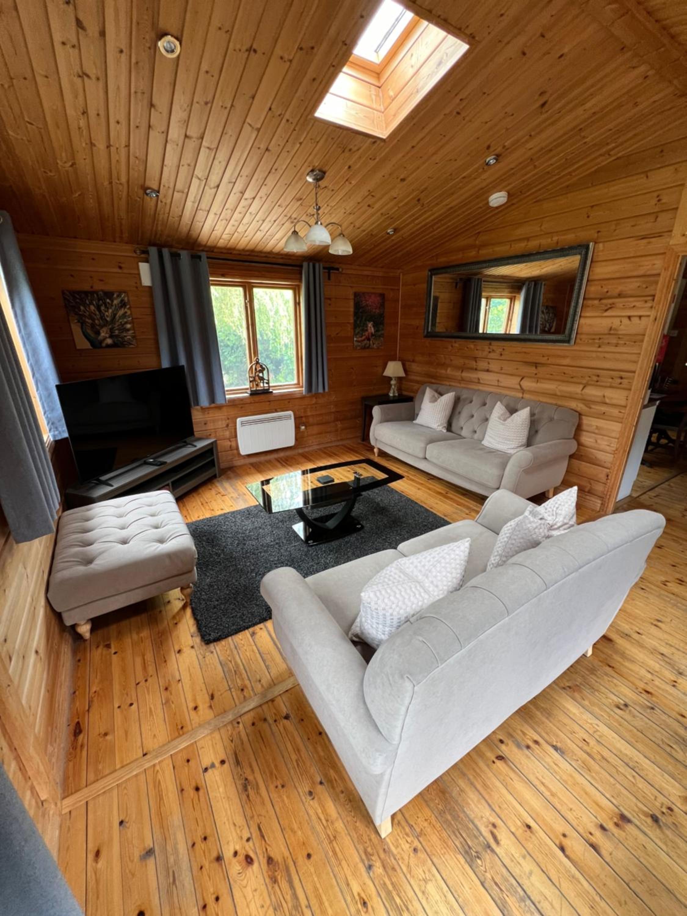 Owlet Lodge at Owlet Hideaway - with Hot Tub, Near York