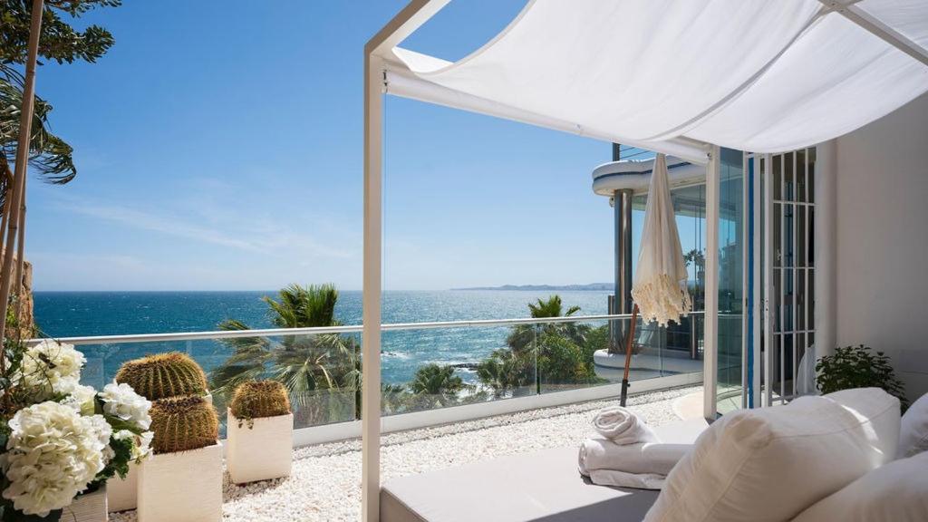 Waterfront beach paradise apartment