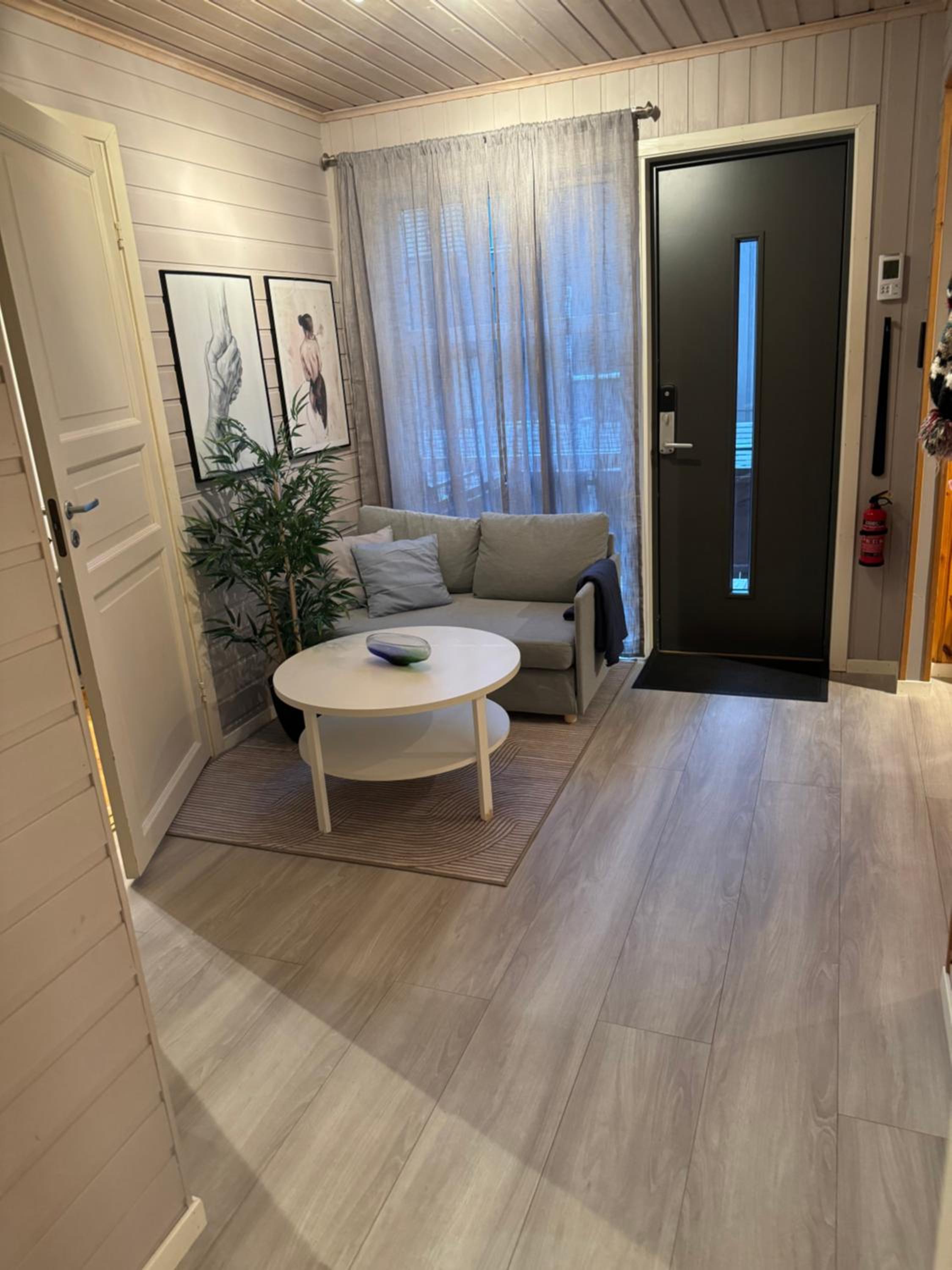Very centrally located apartment with free parking view 2