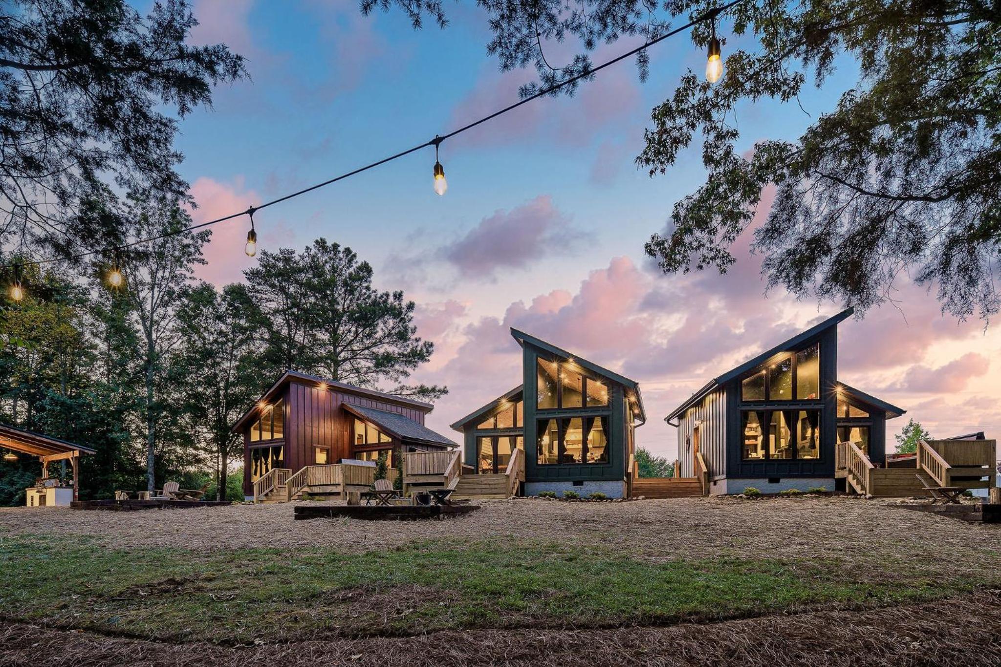 3 Cabins w/ Sauna, Hot Tubs, Pickleball, & Golf!