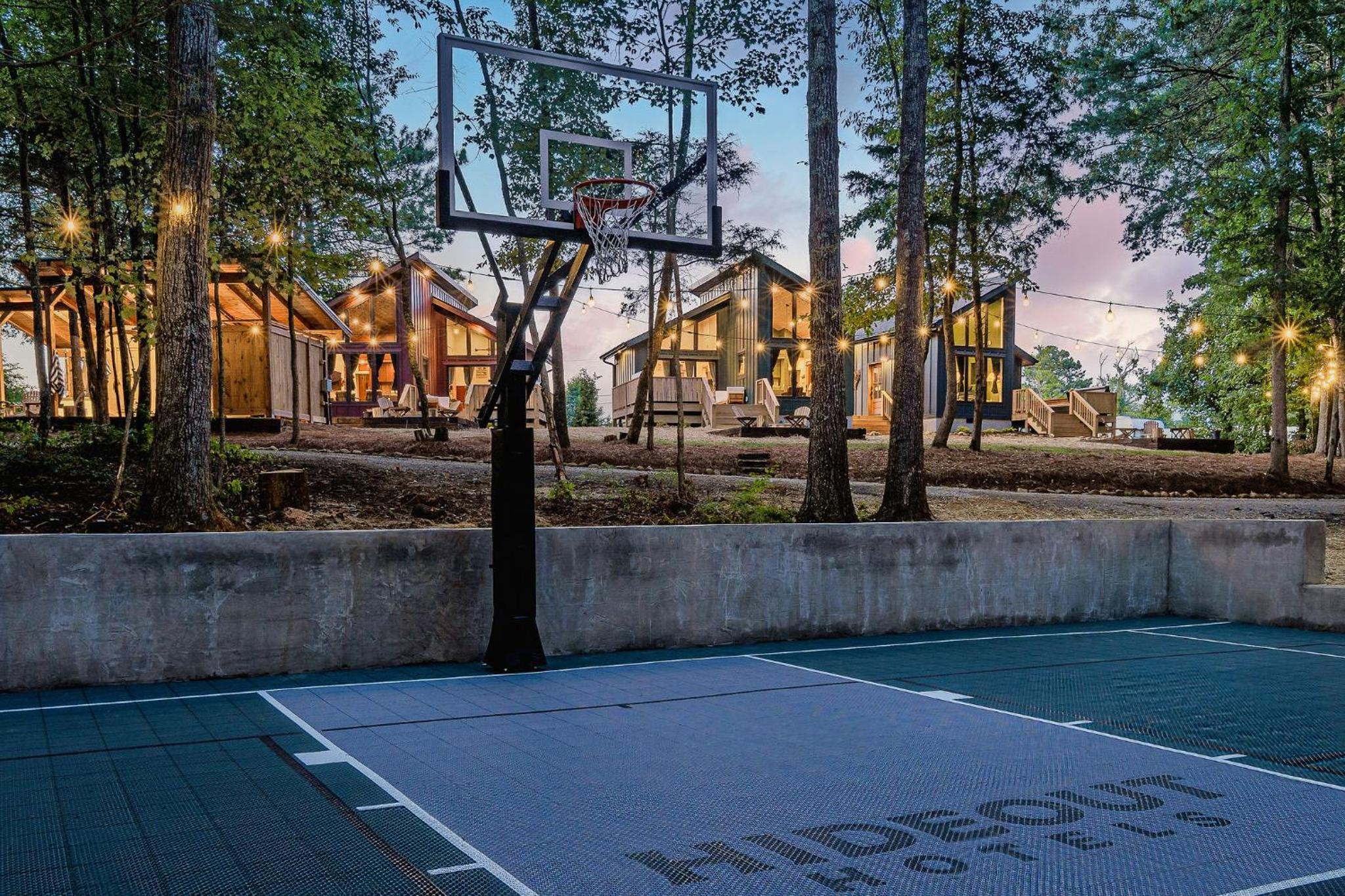 3 Cabins w/ Sauna, Hot Tubs, Pickleball, & Golf!