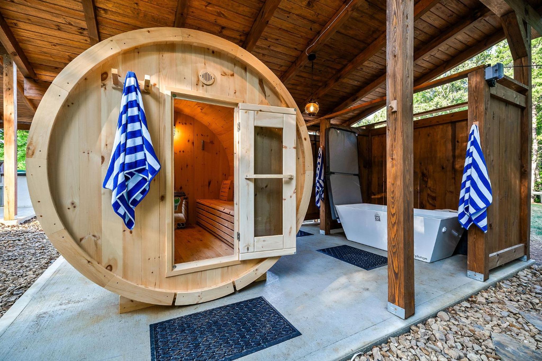 3 Cabins w/ Sauna, Hot Tubs, Pickleball, & Golf!