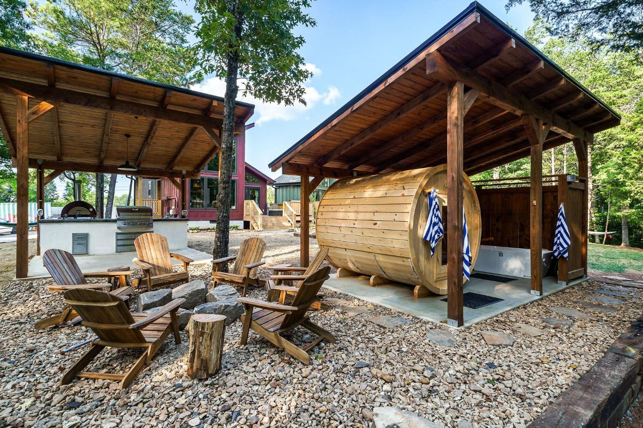 3 Cabins w/ Sauna, Hot Tubs, Pickleball, & Golf!