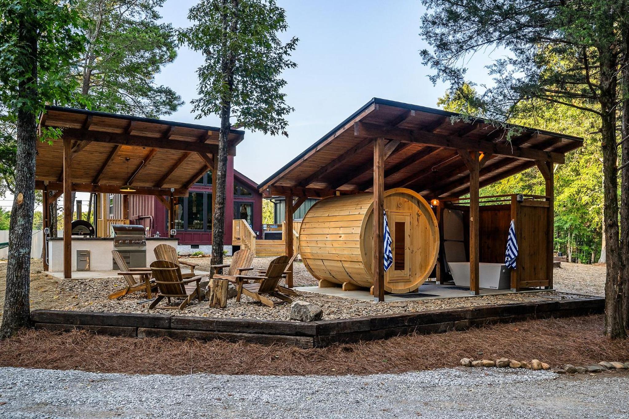3 Cabins w/ Sauna, Hot Tubs, Pickleball, & Golf!