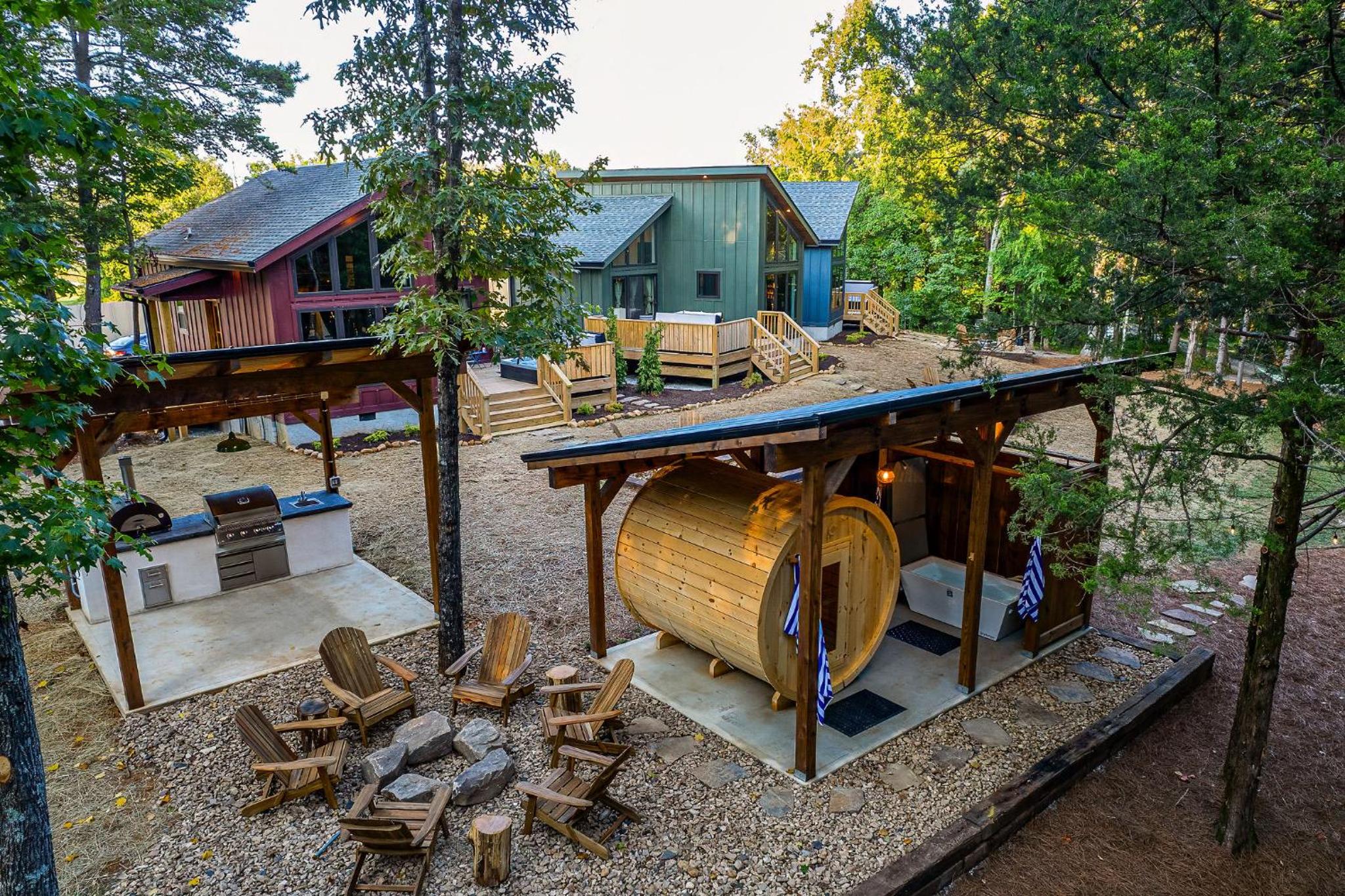 3 Cabins w/ Sauna, Hot Tubs, Pickleball, & Golf!