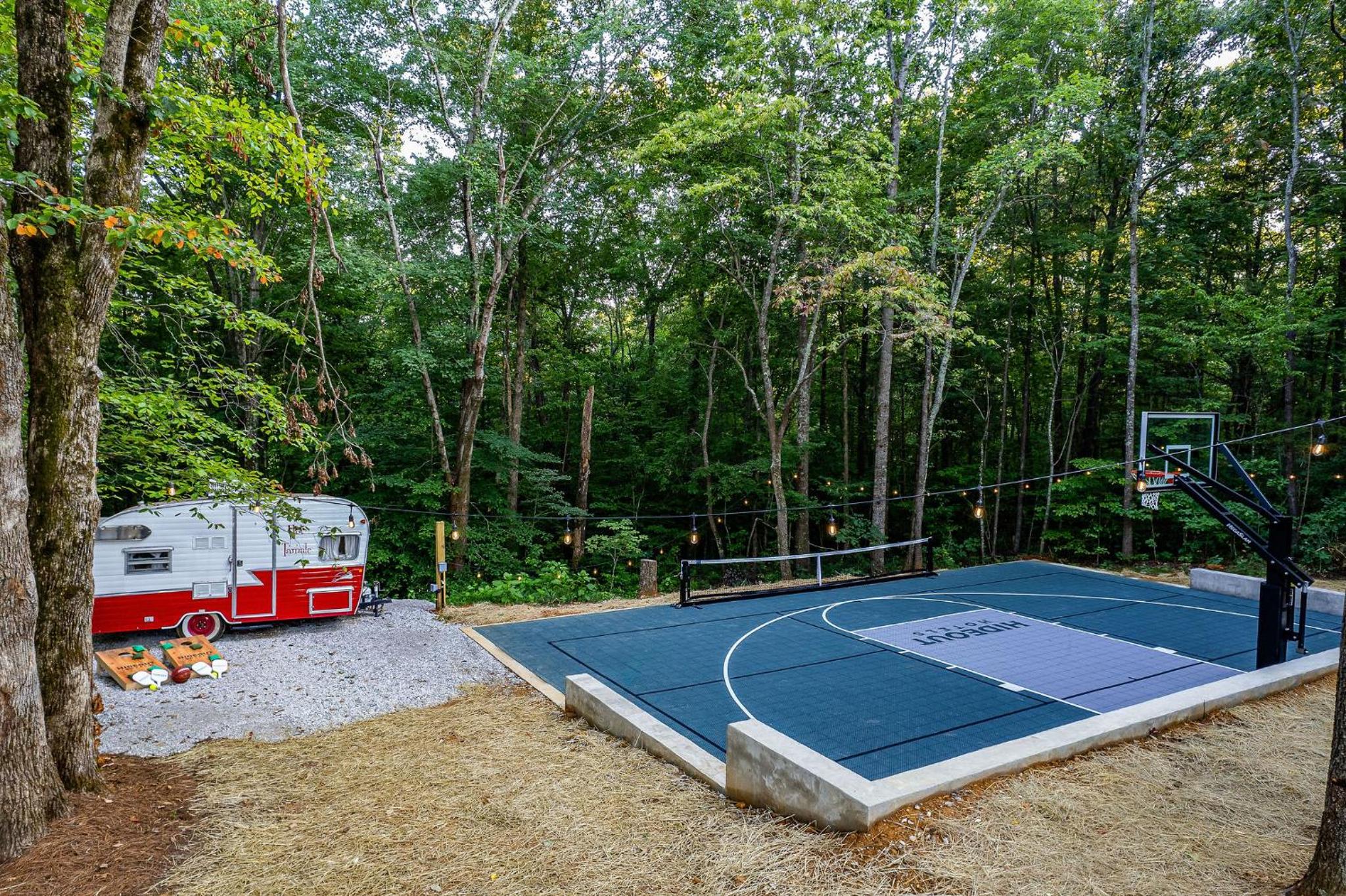 3 Cabins w/ Sauna, Hot Tubs, Pickleball, & Golf!