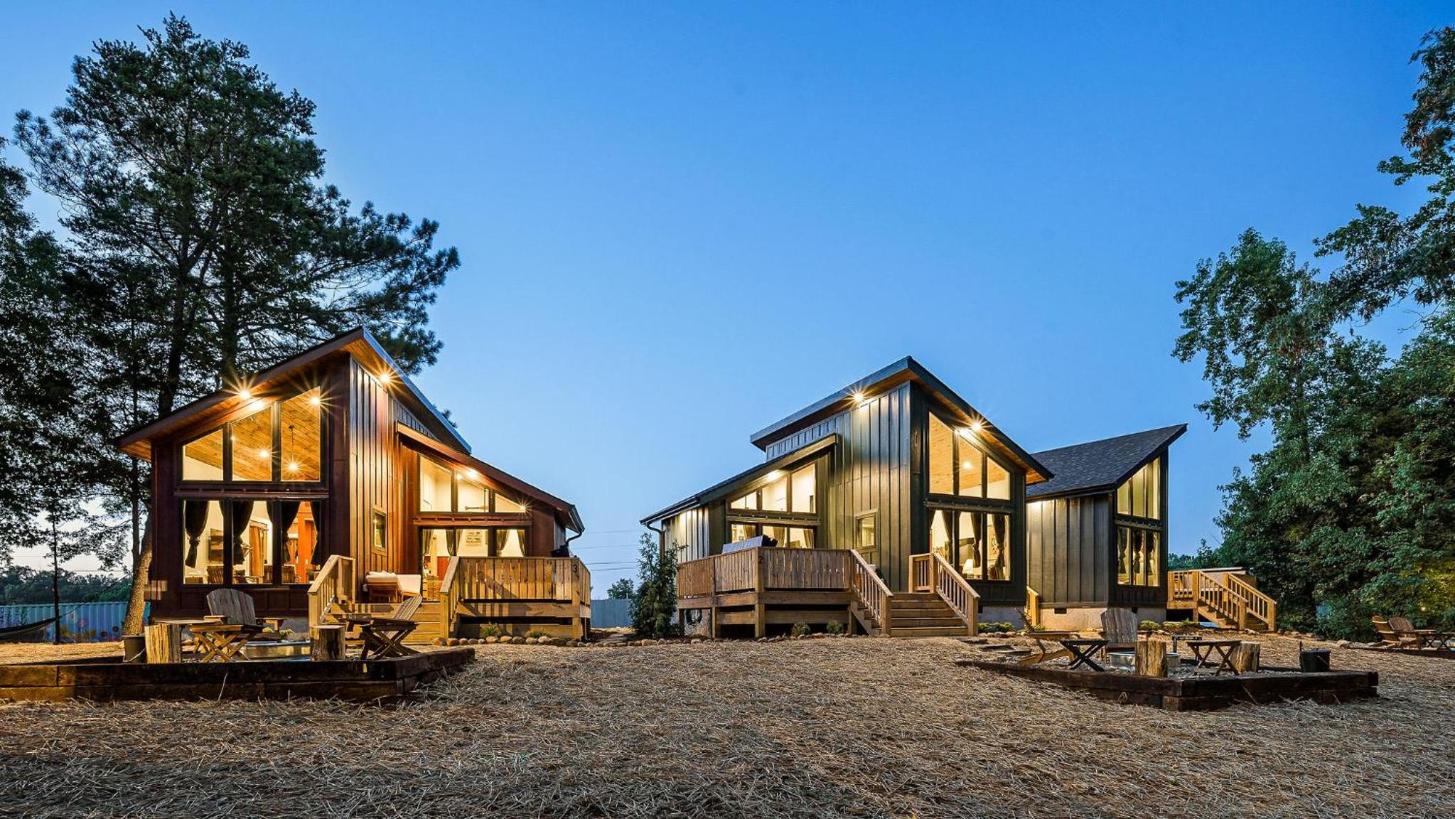 3 Cabins w/ Sauna, Hot Tubs, Pickleball, & Golf!