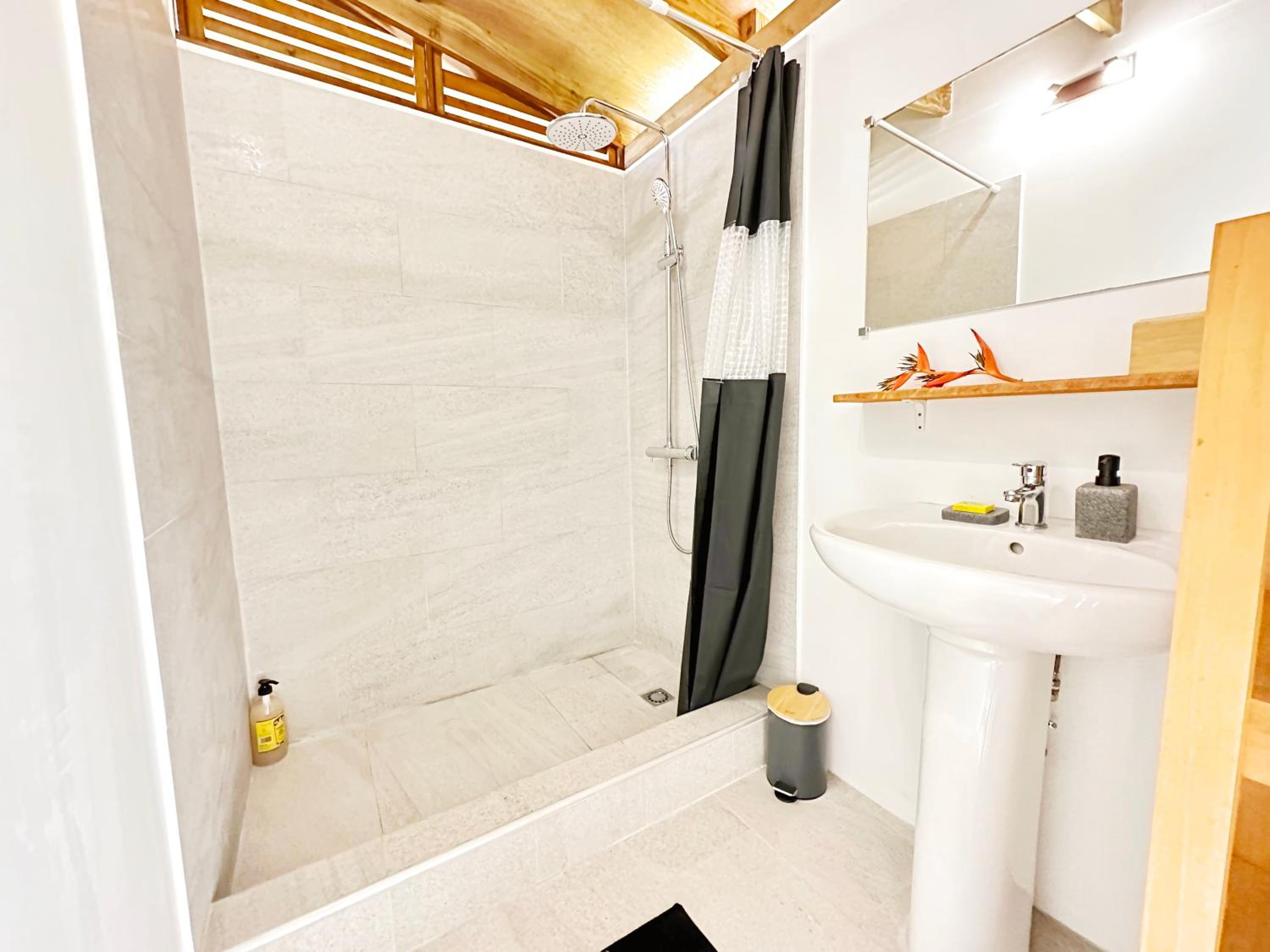 Accès privé au lagon, ponton privé, wifi, parking view 2