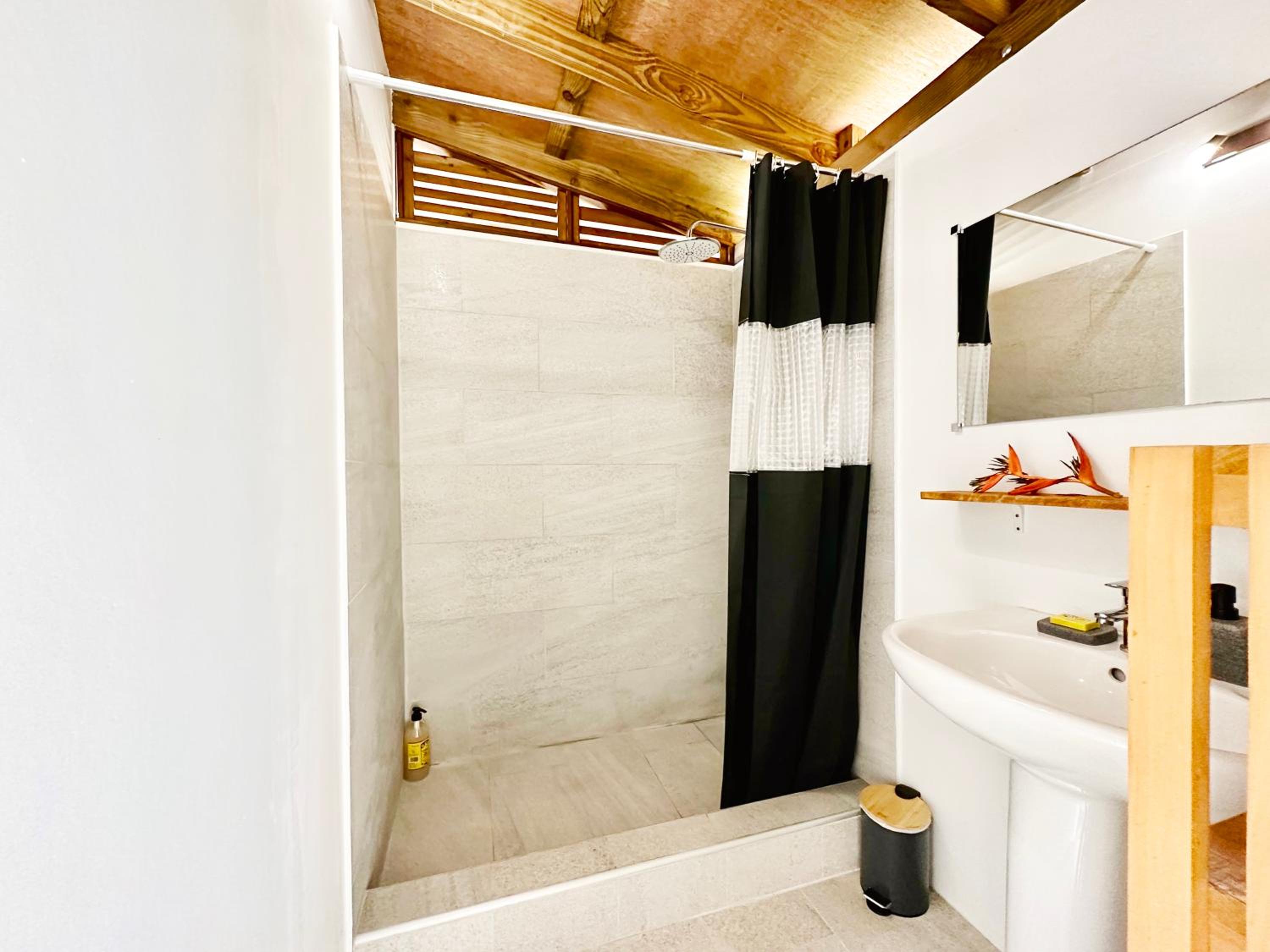 Accès privé au lagon, ponton privé, wifi, parking view 5