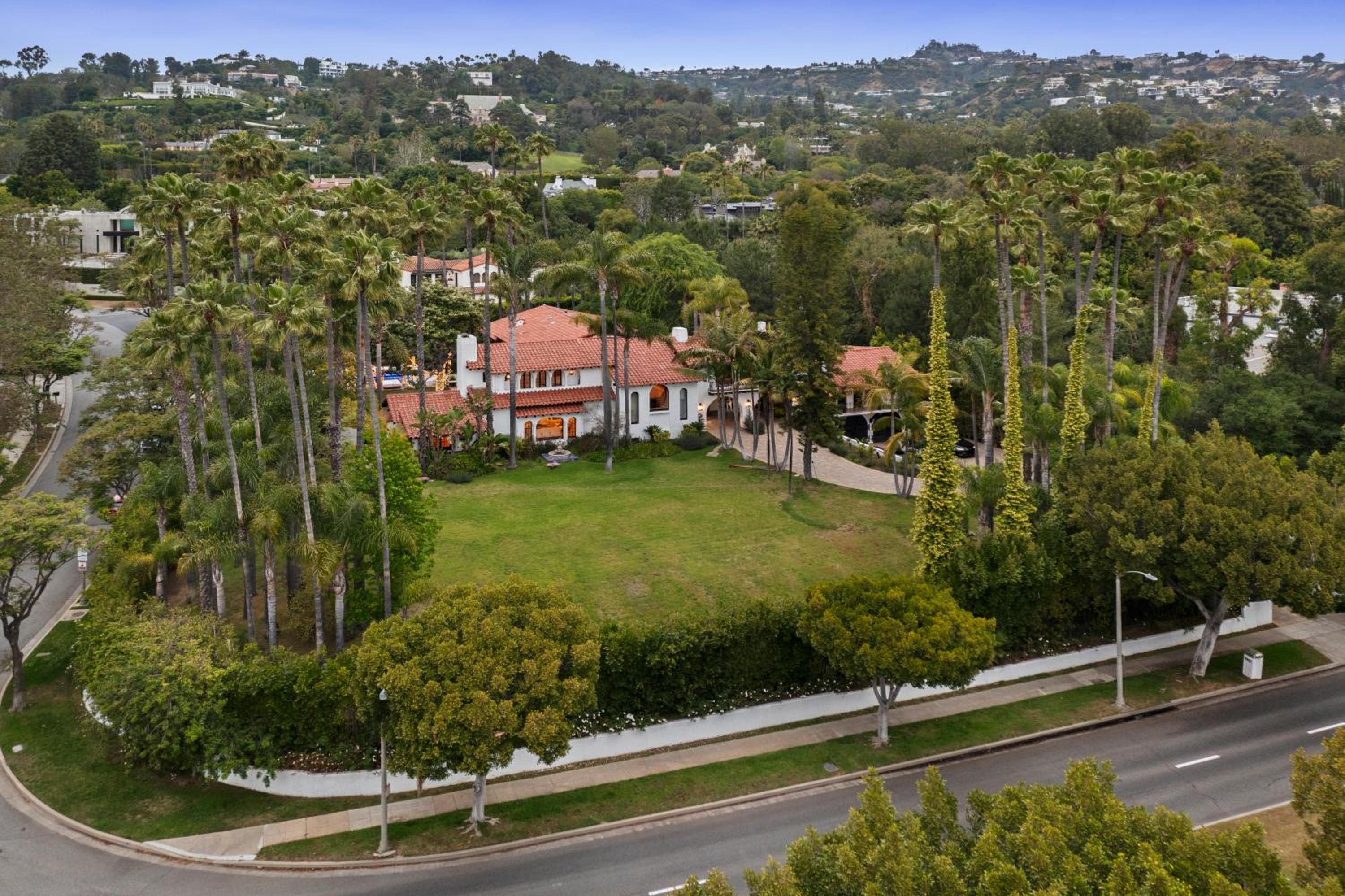 Contemporary Spanish Estate In Beverly Hills
