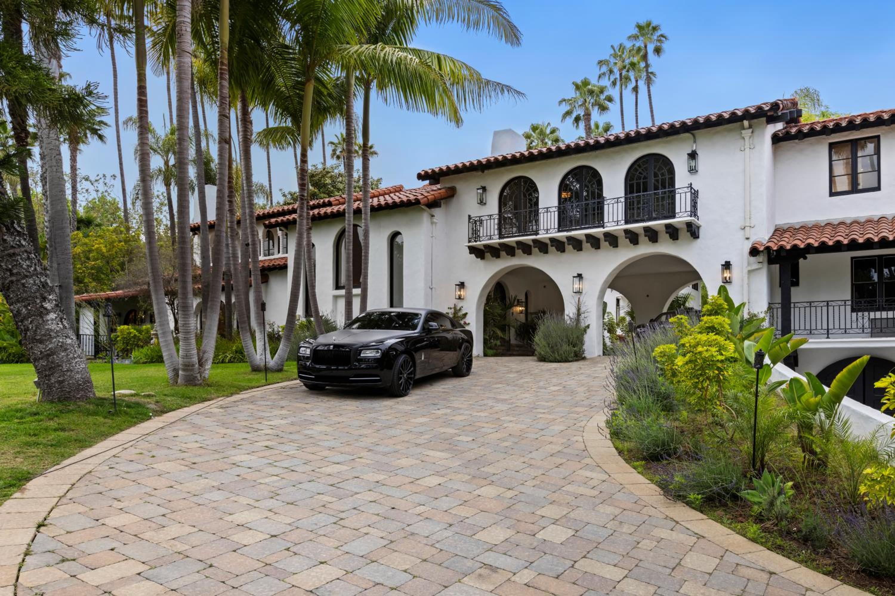 Contemporary Spanish Estate In Beverly Hills