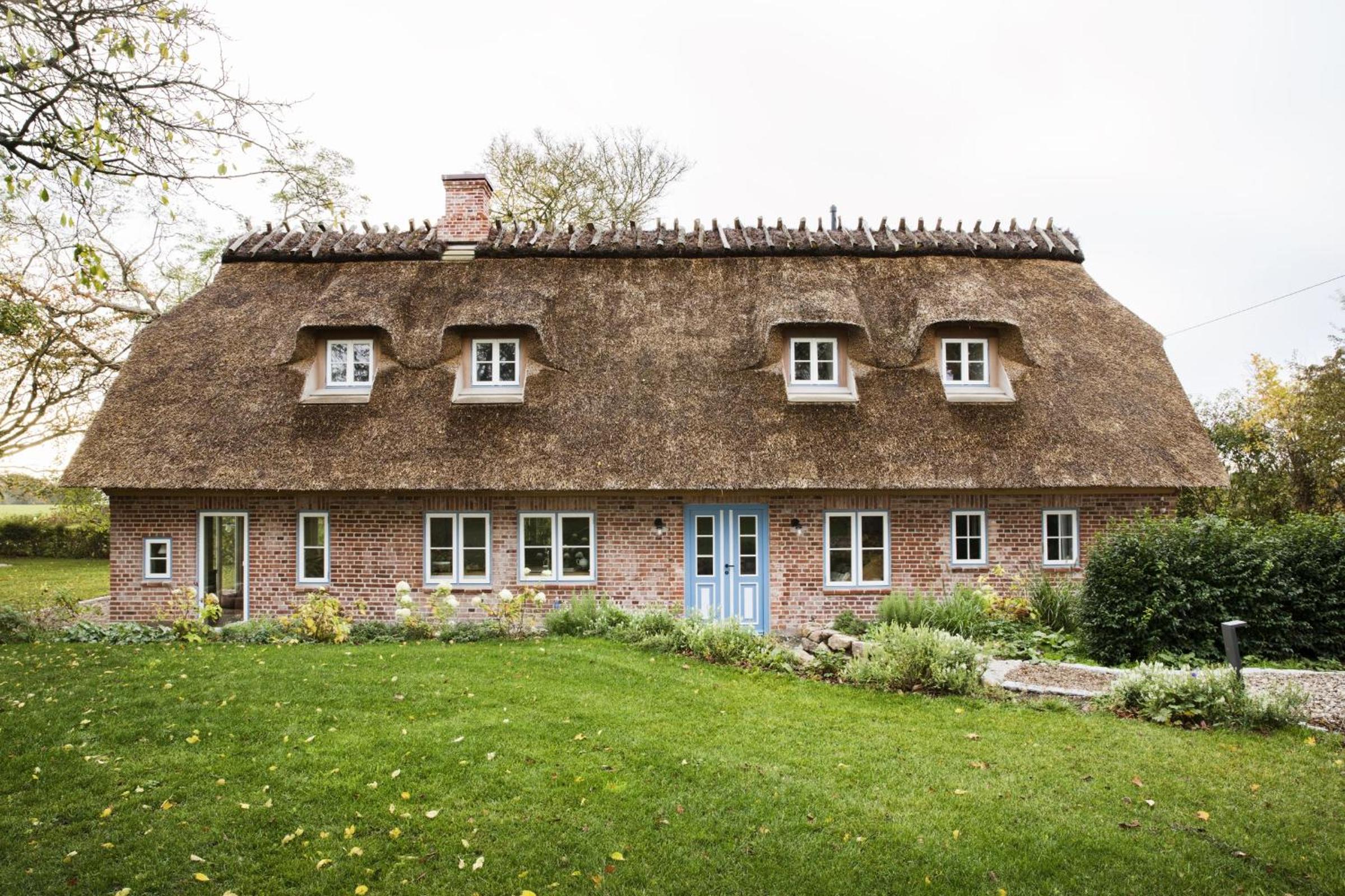 Entzückende Reetdachkate am Feldrand mit Kamin