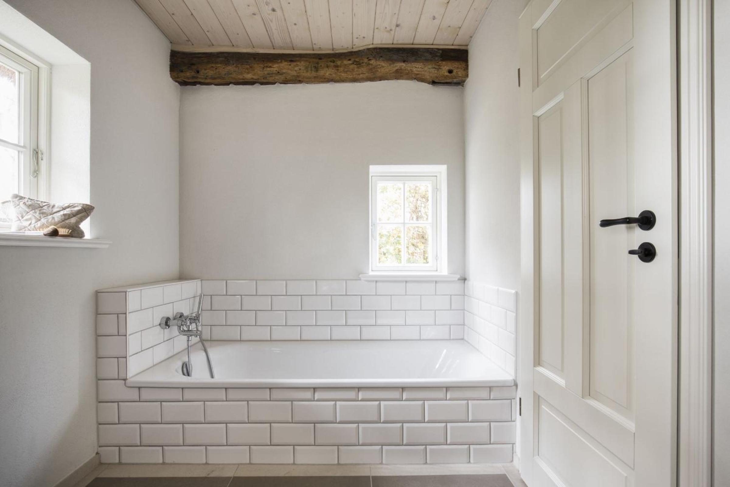 Entzückende Reetdachkate am Feldrand mit Kamin