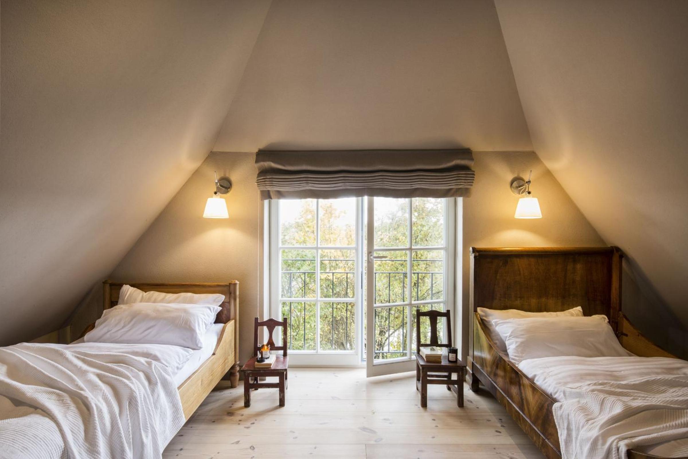 Entzückende Reetdachkate am Feldrand mit Kamin