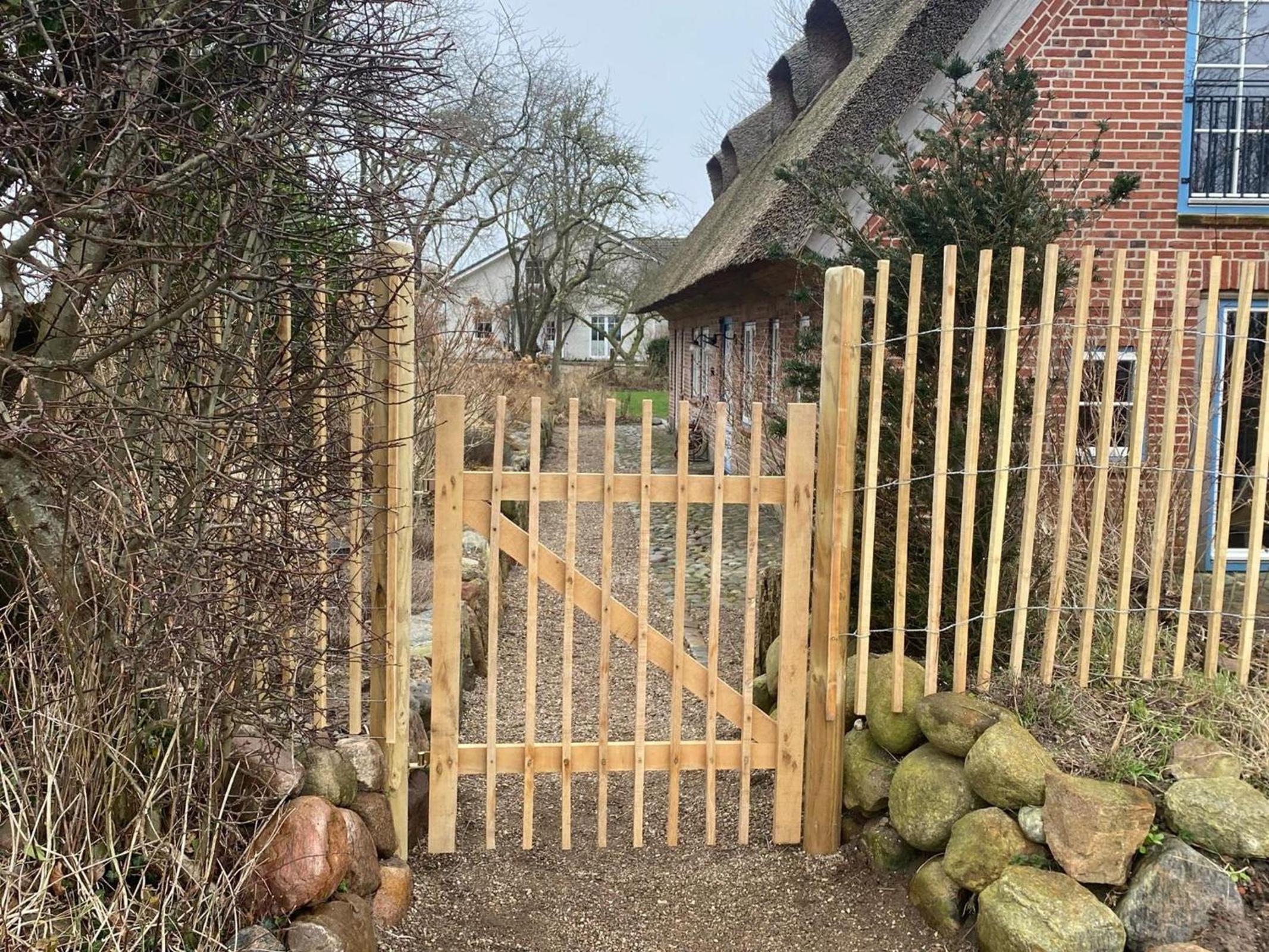 Entzückende Reetdachkate am Feldrand mit Kamin