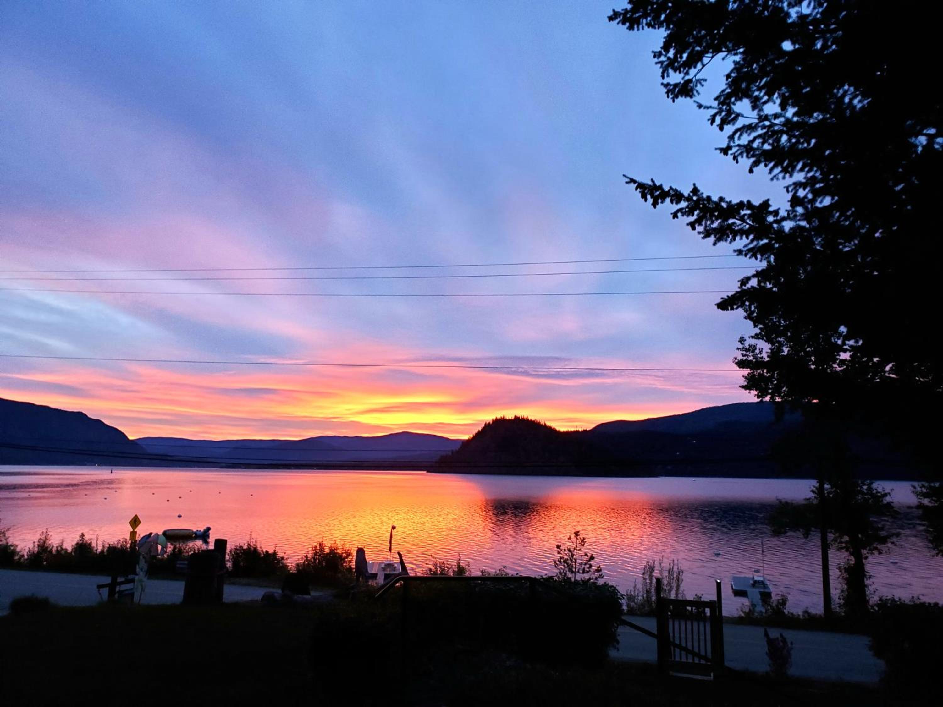 West facing Waterfront Cottage with private beach & buoy & dock access