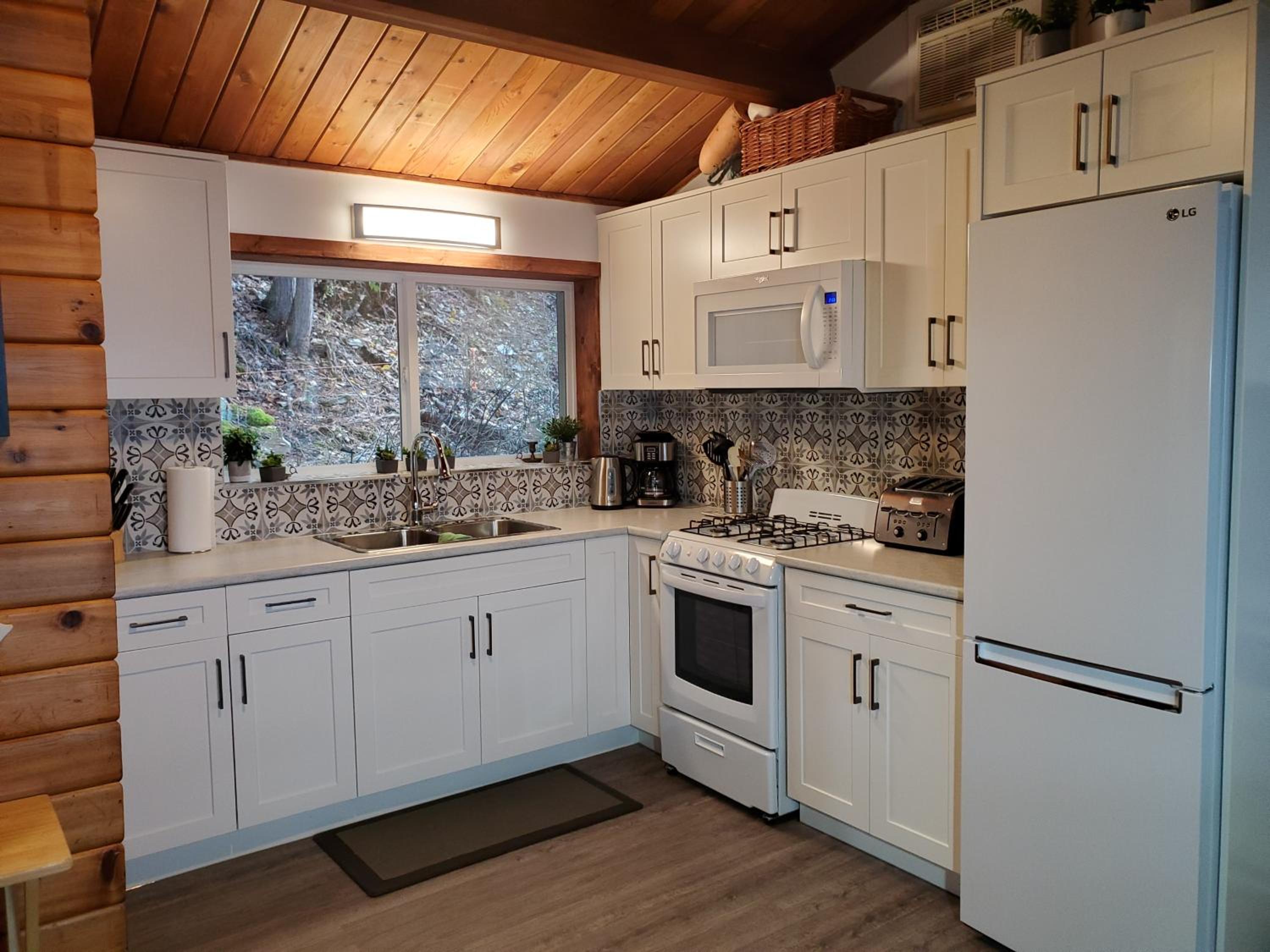 West facing Waterfront Cottage with private beach & buoy & dock access