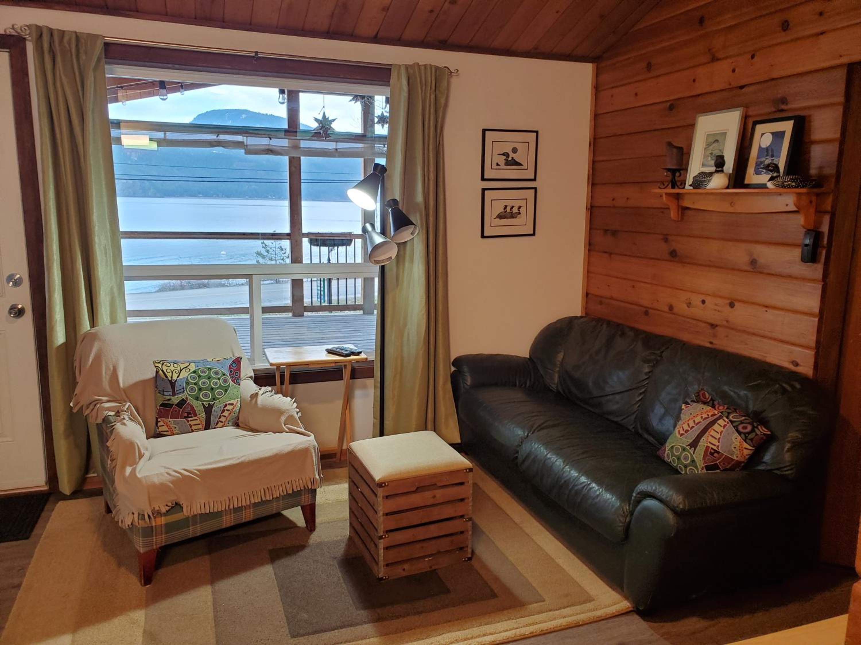 West facing Waterfront Cottage with private beach & buoy & dock access
