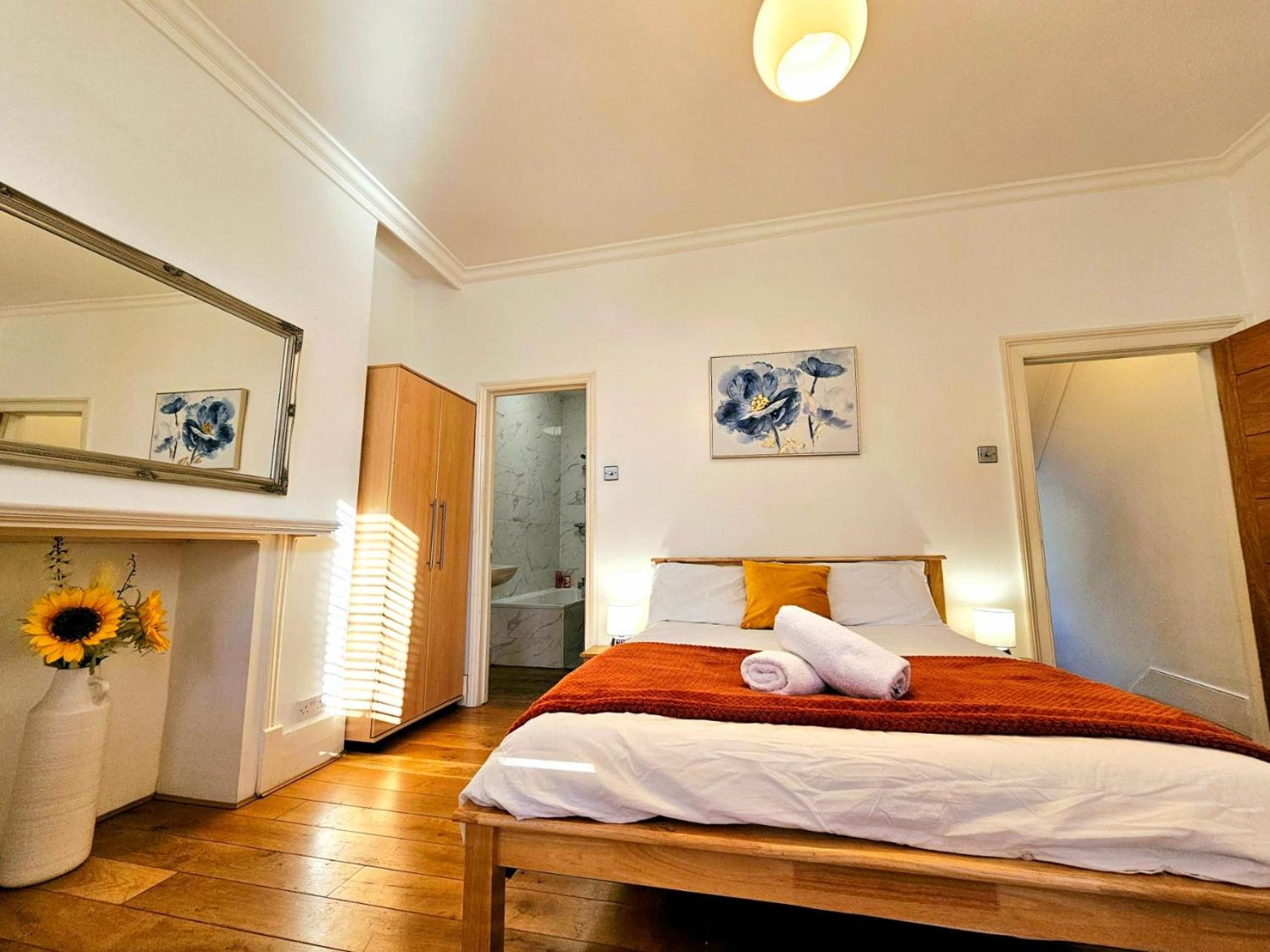 4 Bedroom, 3 Bathroom Private House in Central London, 3 minutes walk to Edgware Road Station