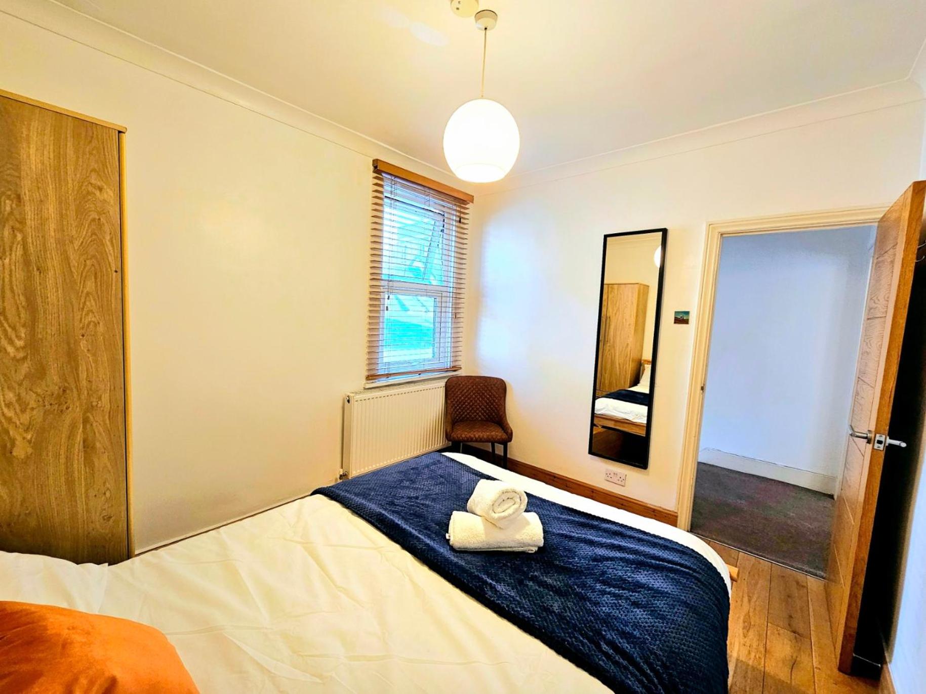 4 Bedroom, 3 Bathroom Private House in Central London, 3 minutes walk to Edgware Road Station