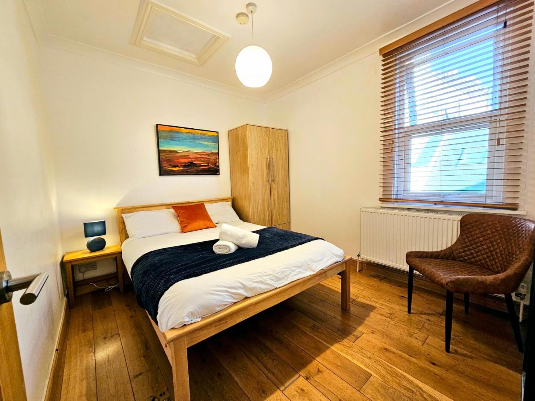 4 Bedroom, 3 Bathroom Private House in Central London, 3 minutes walk to Edgware Road Station