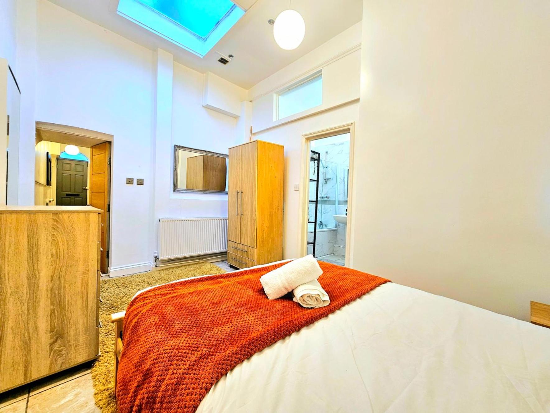 4 Bedroom, 3 Bathroom Private House in Central London, 3 minutes walk to Edgware Road Station