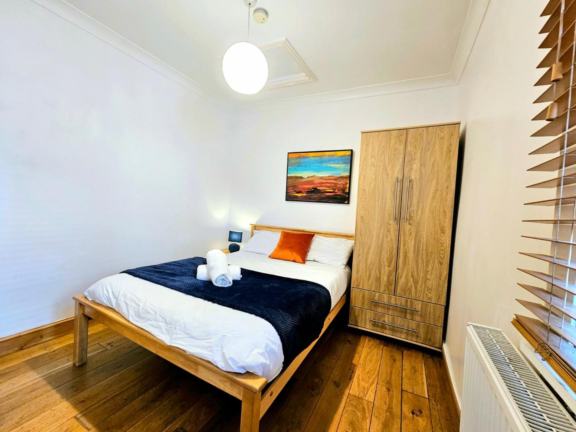 4 Bedroom, 3 Bathroom Private House in Central London, 3 minutes walk to Edgware Road Station
