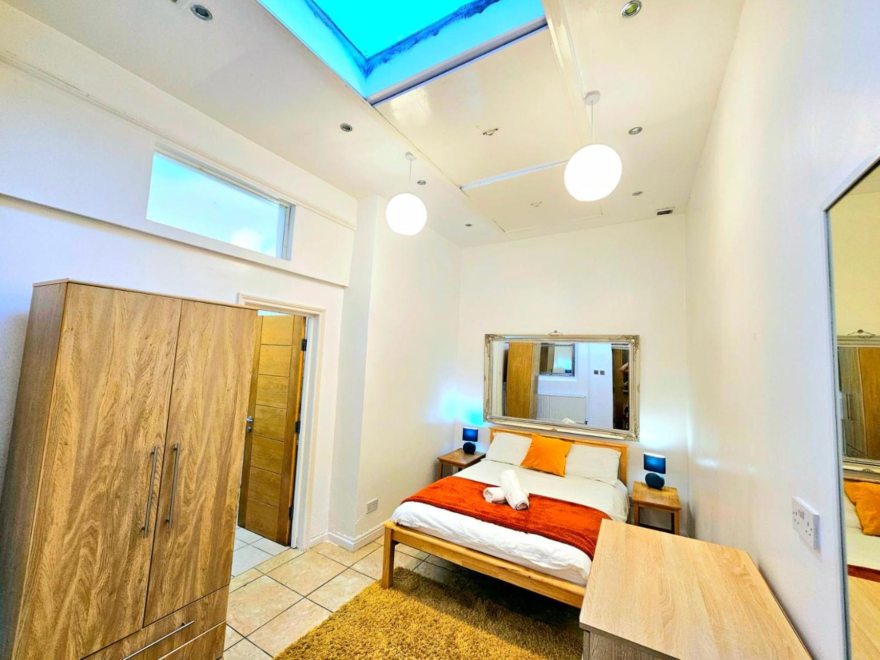 4 Bedroom, 3 Bathroom Private House in Central London, 3 minutes walk to Edgware Road Station