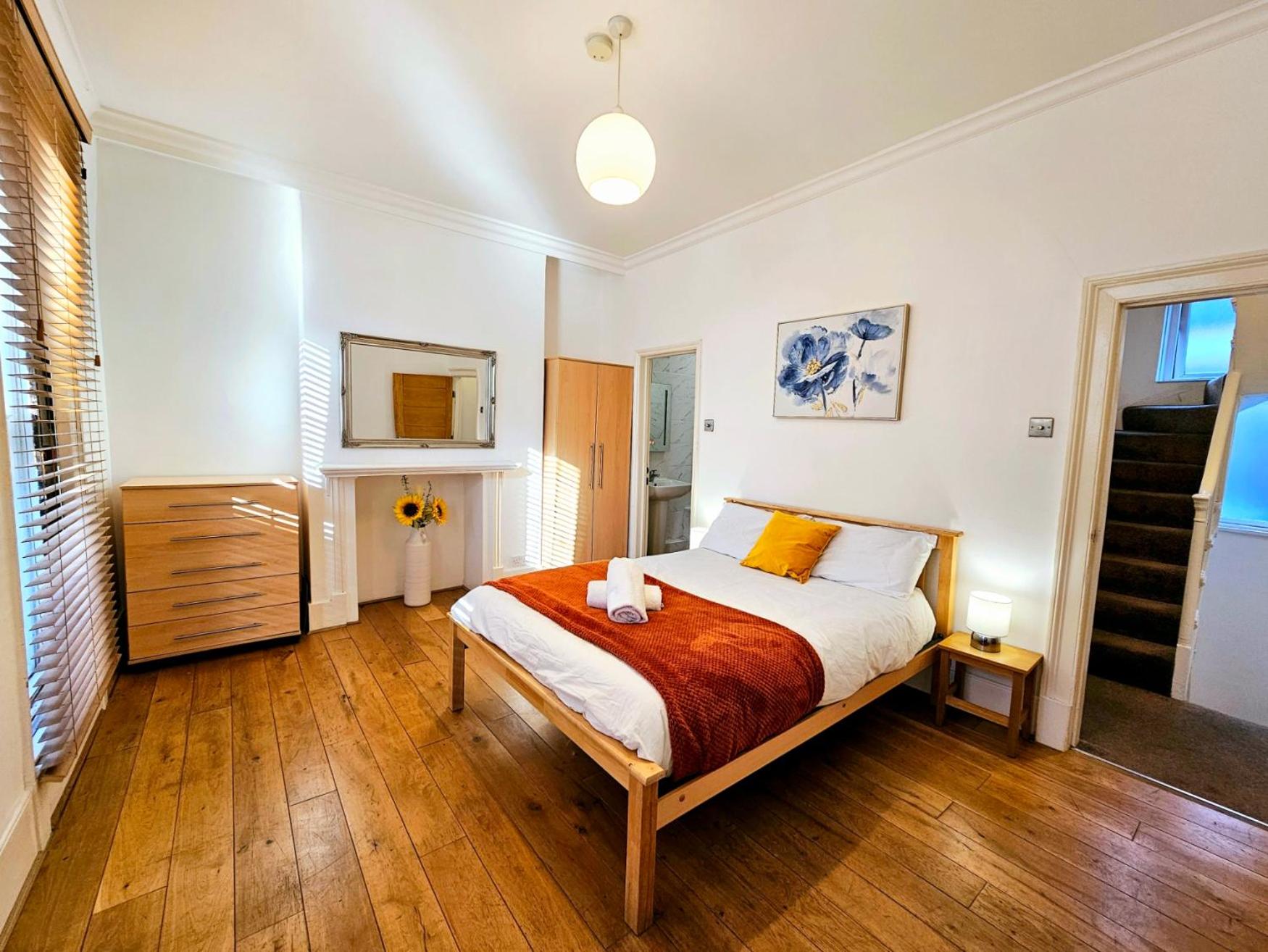4 Bedroom, 3 Bathroom Private House in Central London, 3 minutes walk to Edgware Road Station