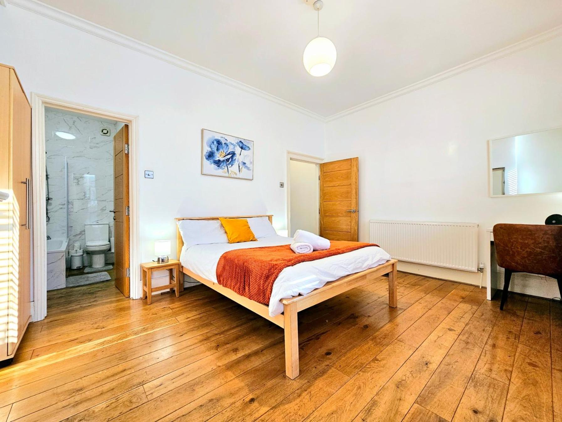 4 Bedroom, 3 Bathroom Private House in Central London, 3 minutes walk to Edgware Road Station