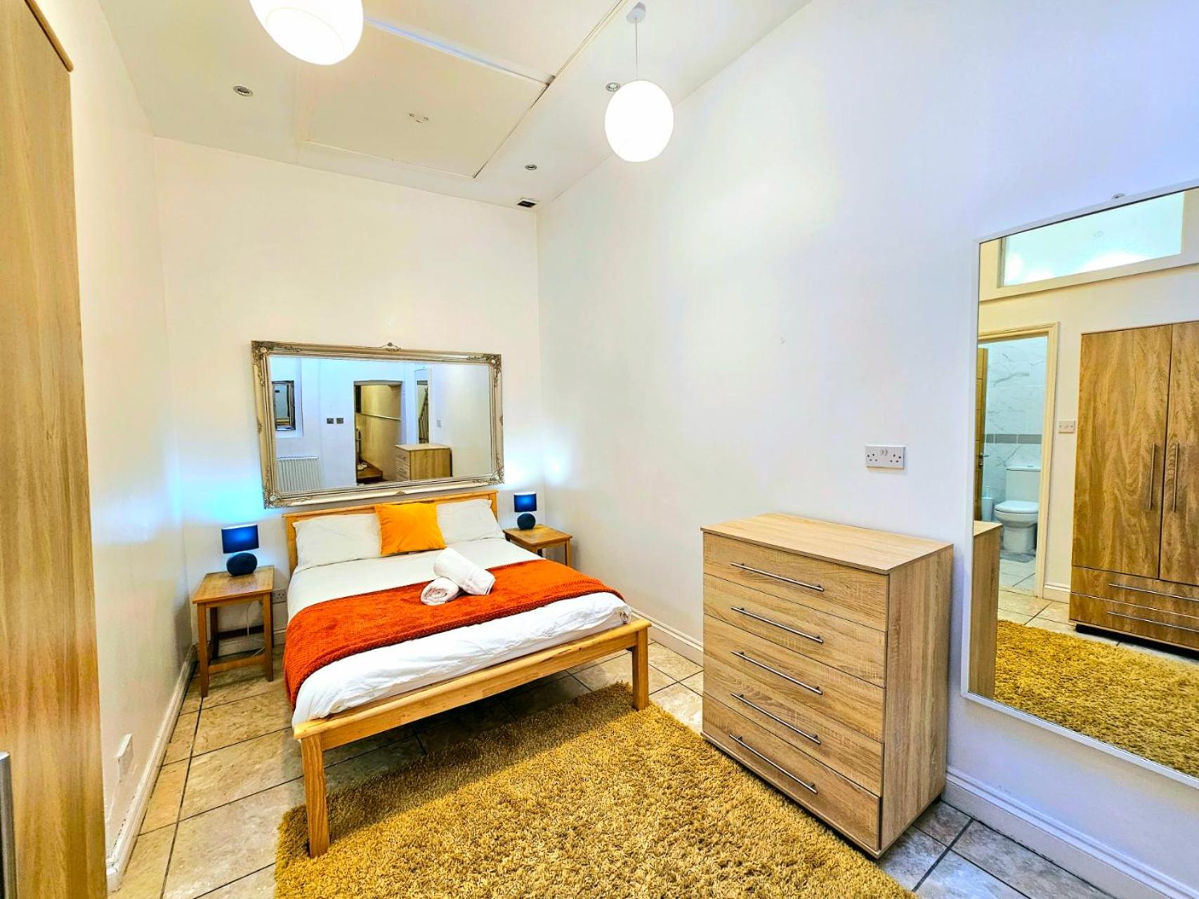 4 Bedroom, 3 Bathroom Private House in Central London, 3 minutes walk to Edgware Road Station