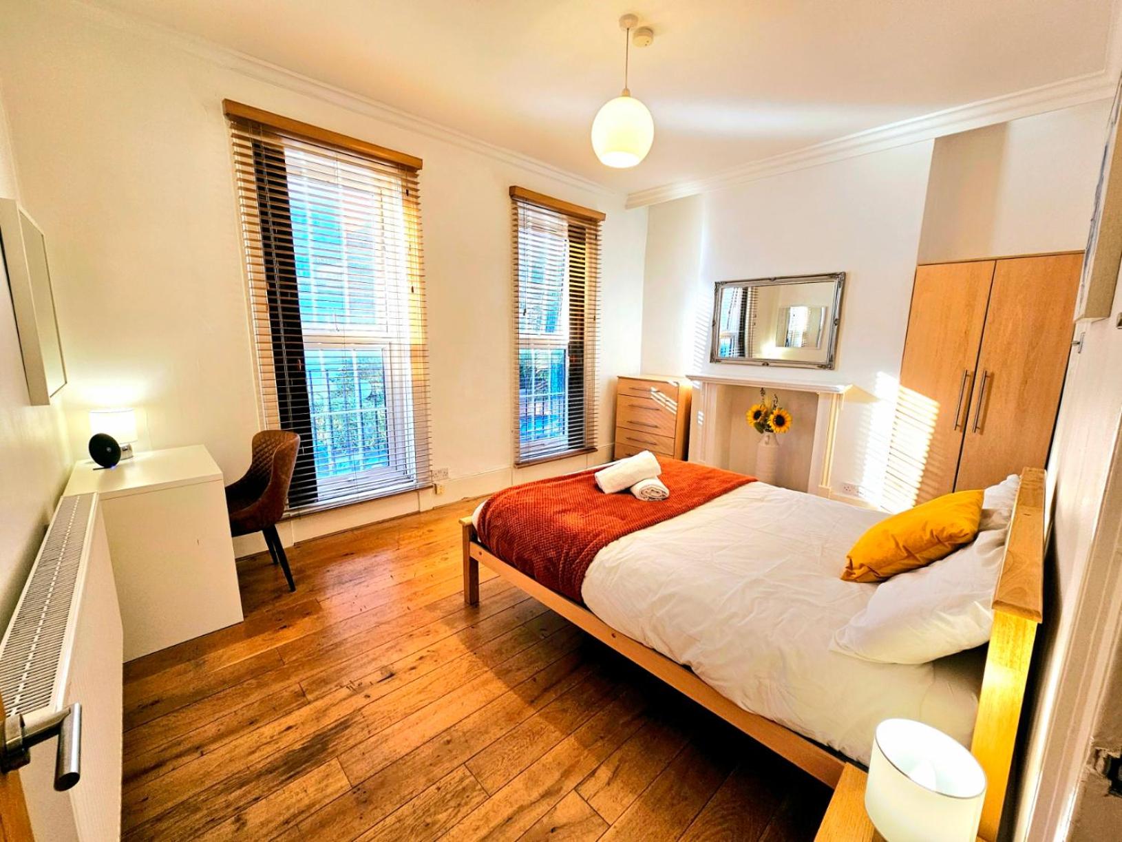 4 Bedroom, 3 Bathroom Private House in Central London, 3 minutes walk to Edgware Road Station