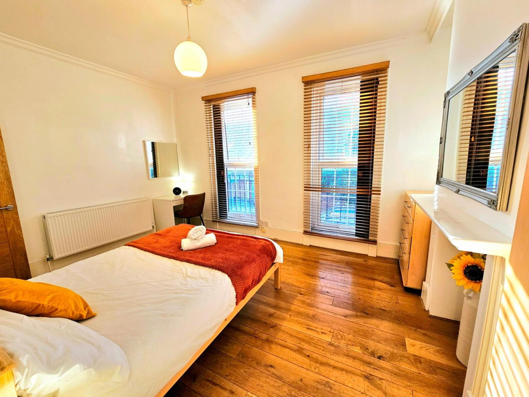 4 Bedroom, 3 Bathroom Private House in Central London, 3 minutes walk to Edgware Road Station
