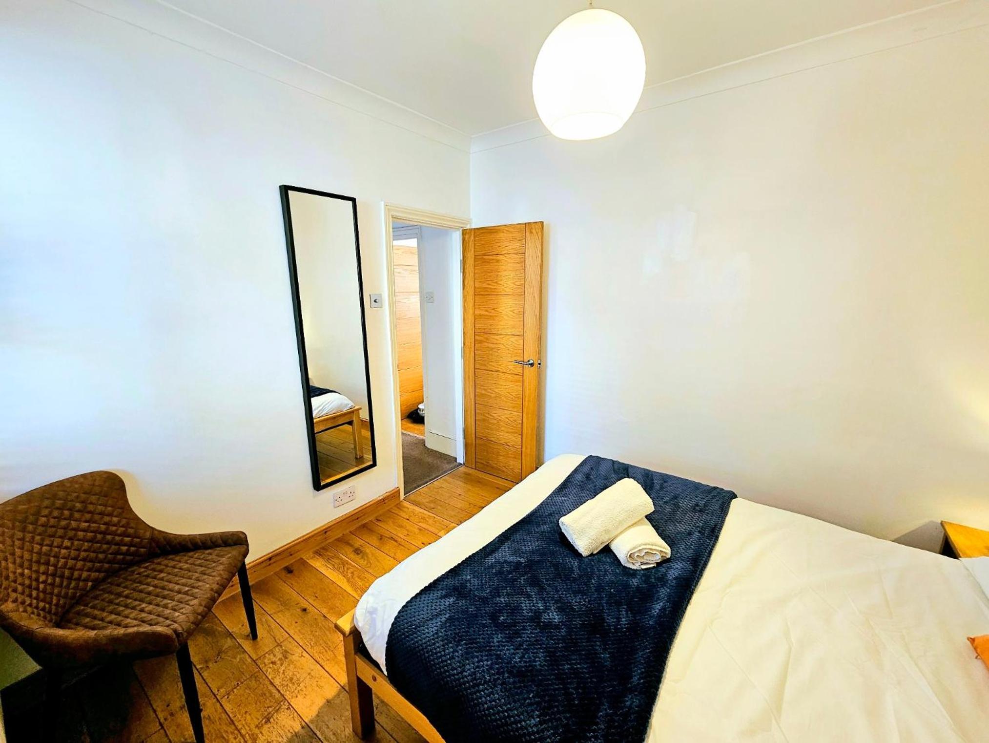 4 Bedroom, 3 Bathroom Private House in Central London, 3 minutes walk to Edgware Road Station
