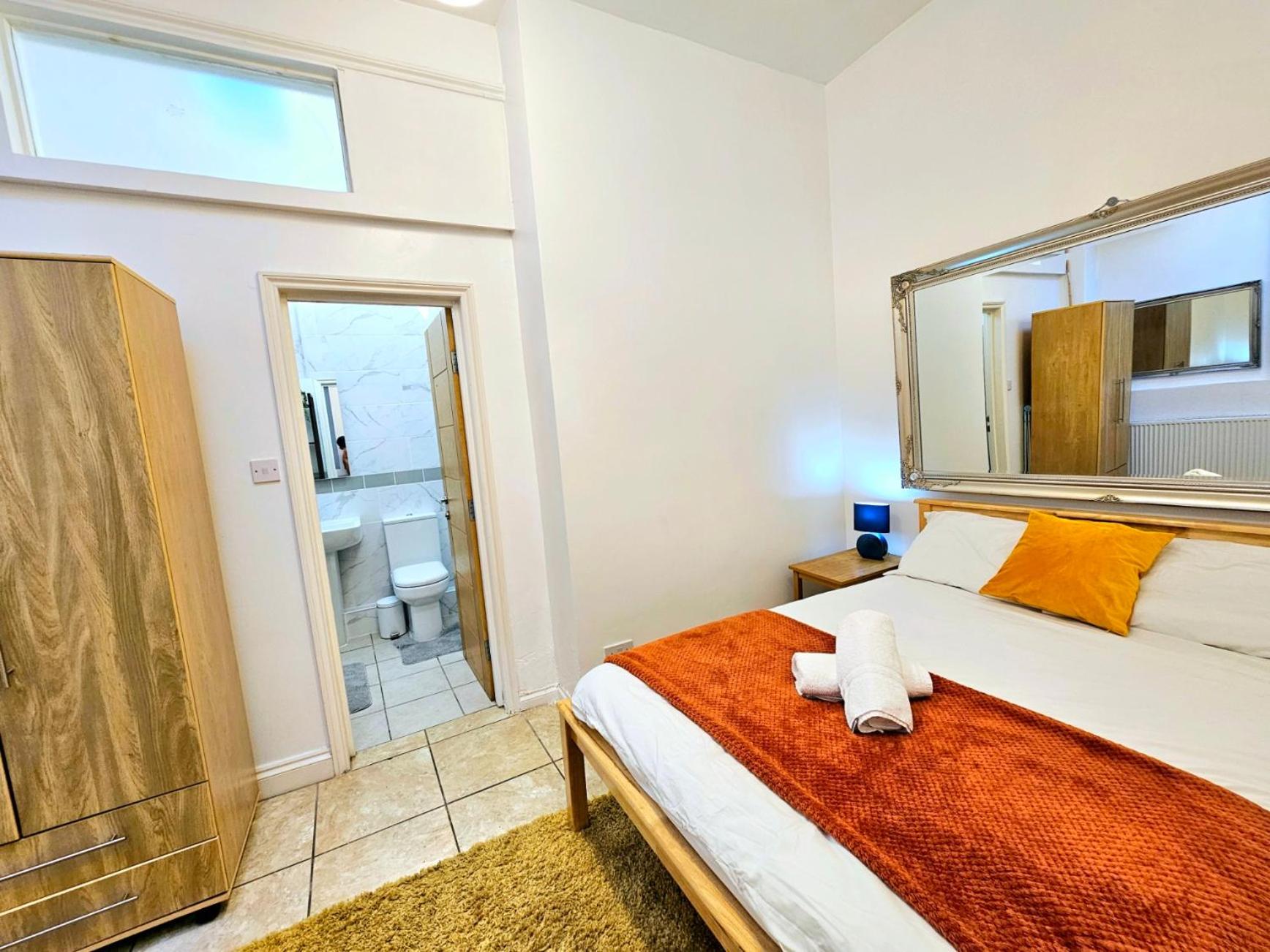 4 Bedroom, 3 Bathroom Private House in Central London, 3 minutes walk to Edgware Road Station