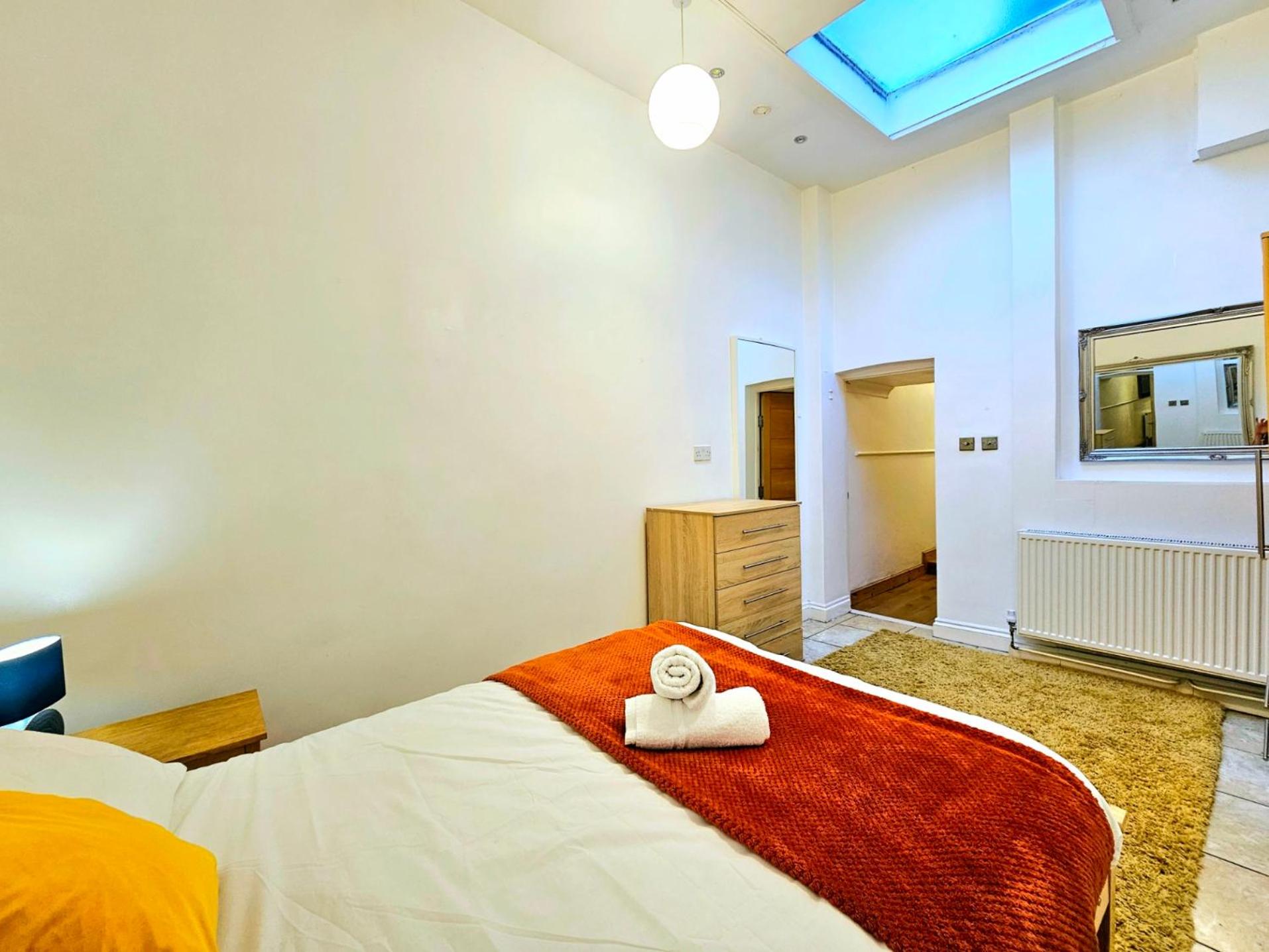 4 Bedroom, 3 Bathroom Private House in Central London, 3 minutes walk to Edgware Road Station