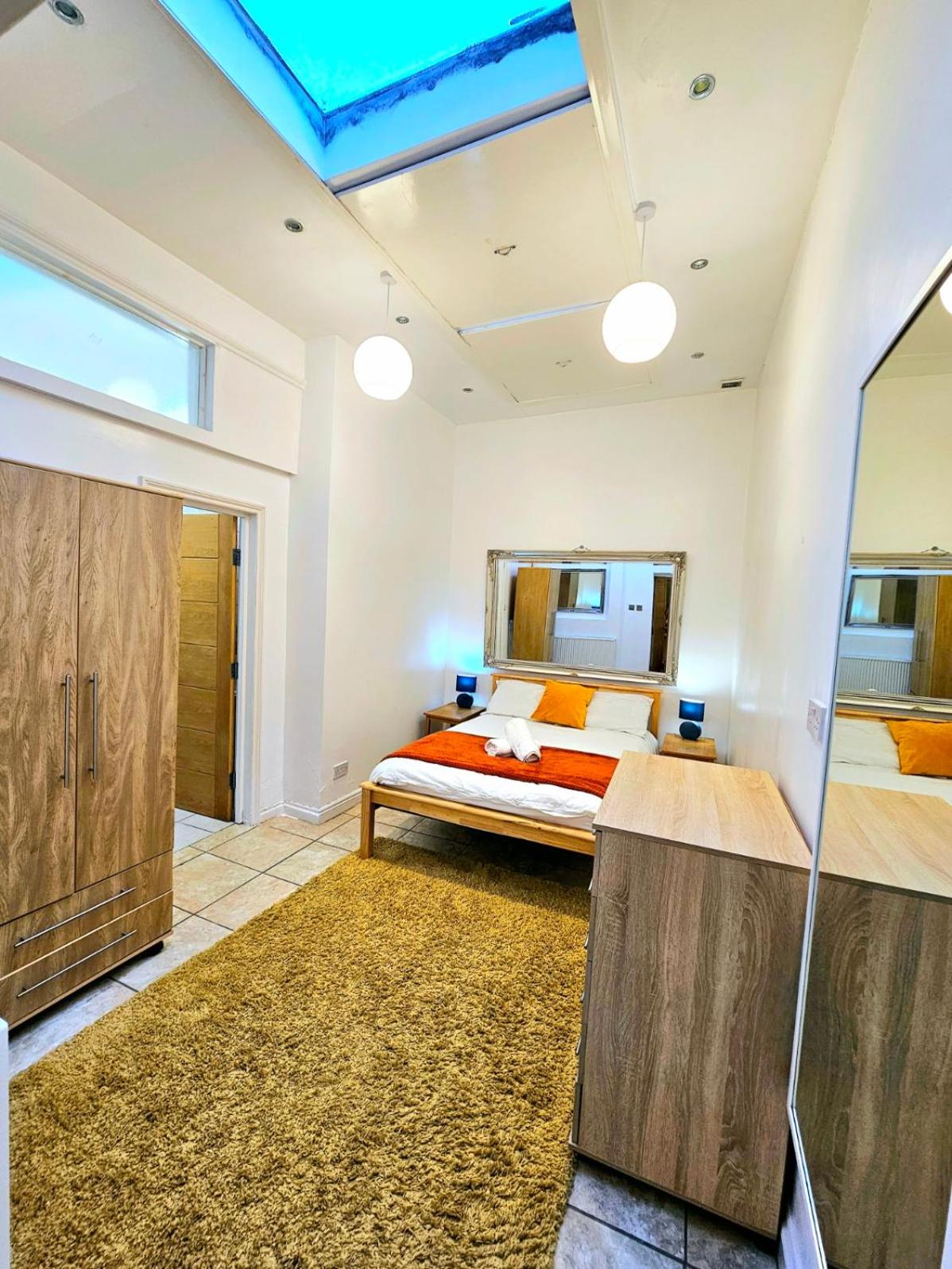 4 Bedroom, 3 Bathroom Private House in Central London, 3 minutes walk to Edgware Road Station