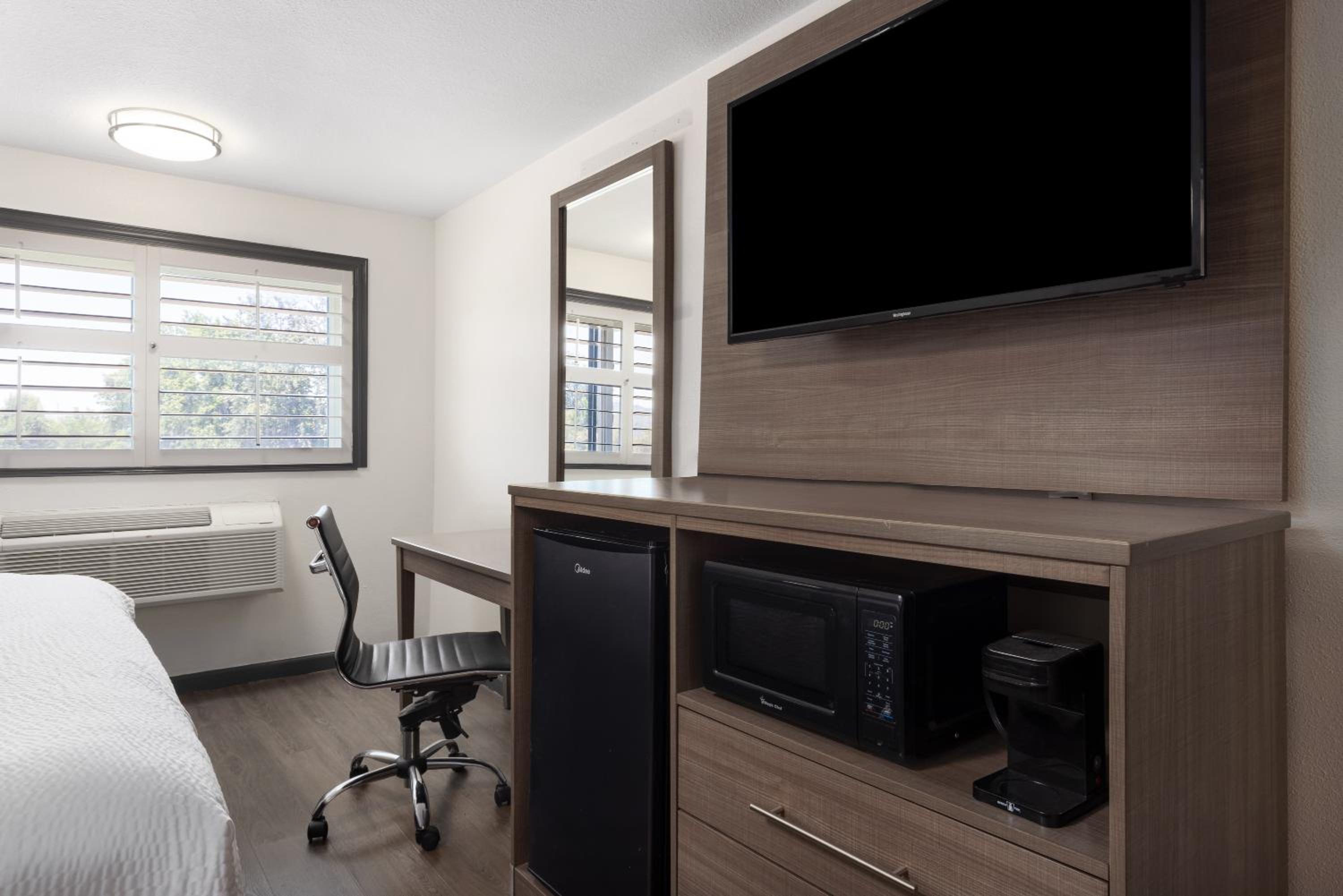 Medford Vacations - Ramada by Wyndham Medford Airport North - Property Image 4